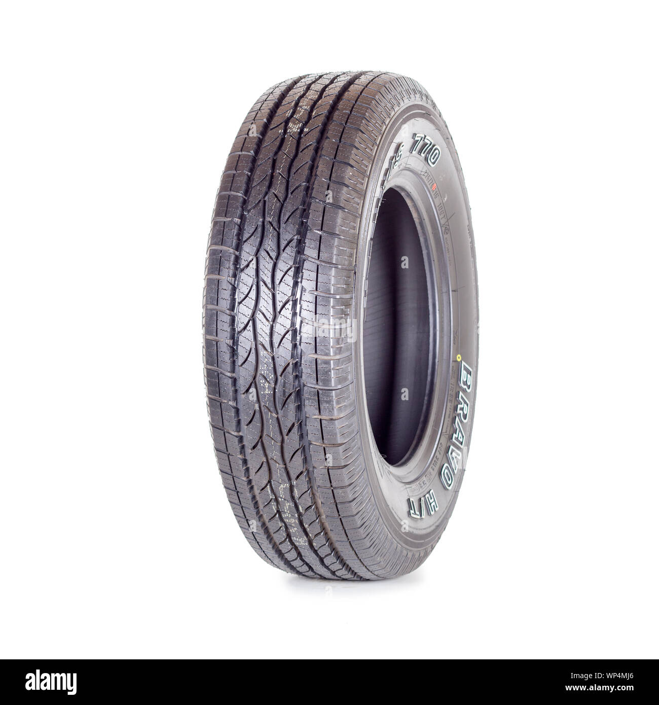 Reifen, Reifen Maxxis 770 Bravo H/T auf weißem Hintergrund Nahaufnahme Stockfoto