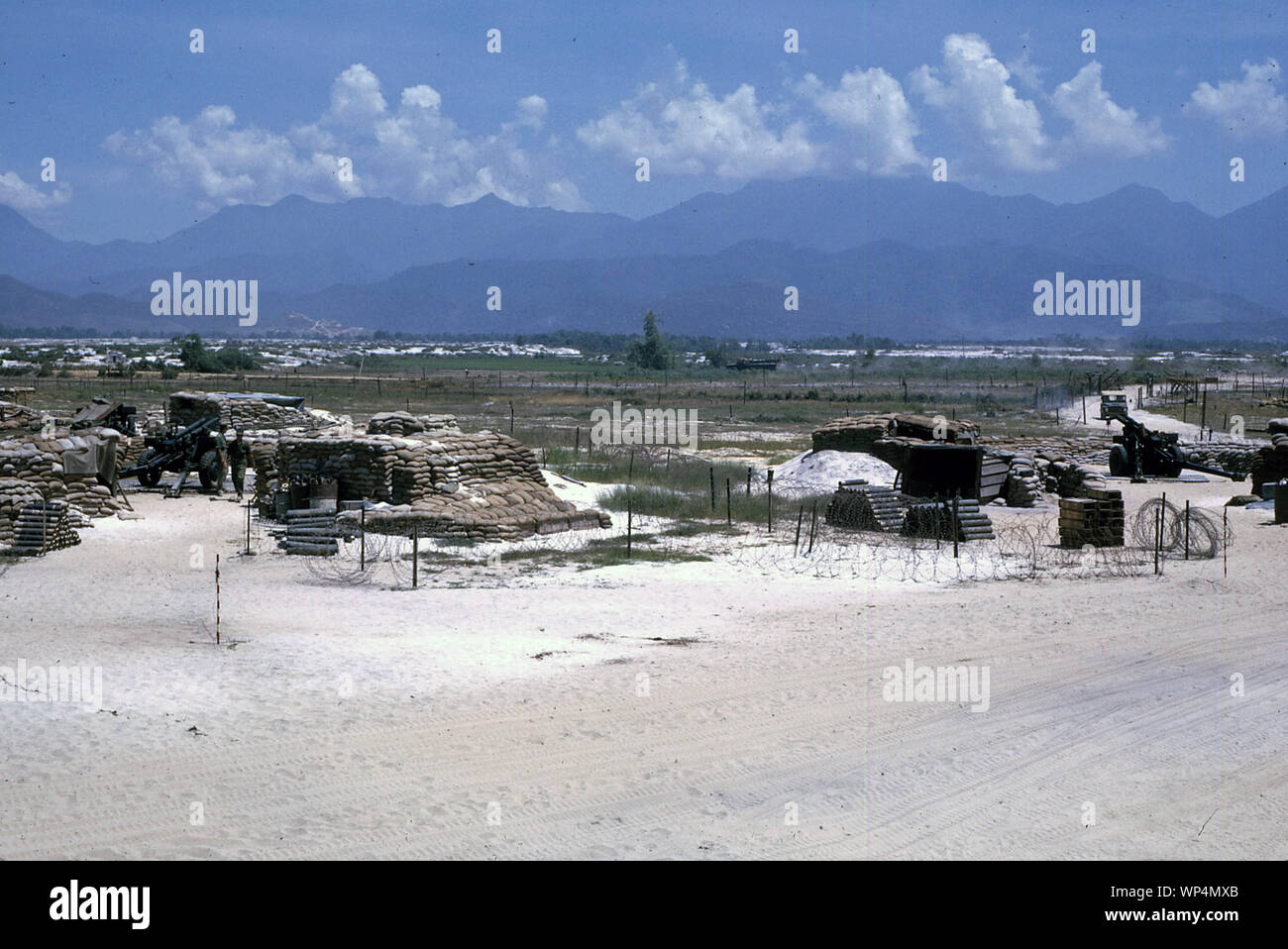 Vietnam-Krieg/Vietnam Krieg - USMC United States Marine Corps 1st Bataillon Whiskey Batterie Da Nang - beiden FELDHAUBITZE M101 105 mm/Leight howitzer M102 - 4,1 Zoll Stockfoto