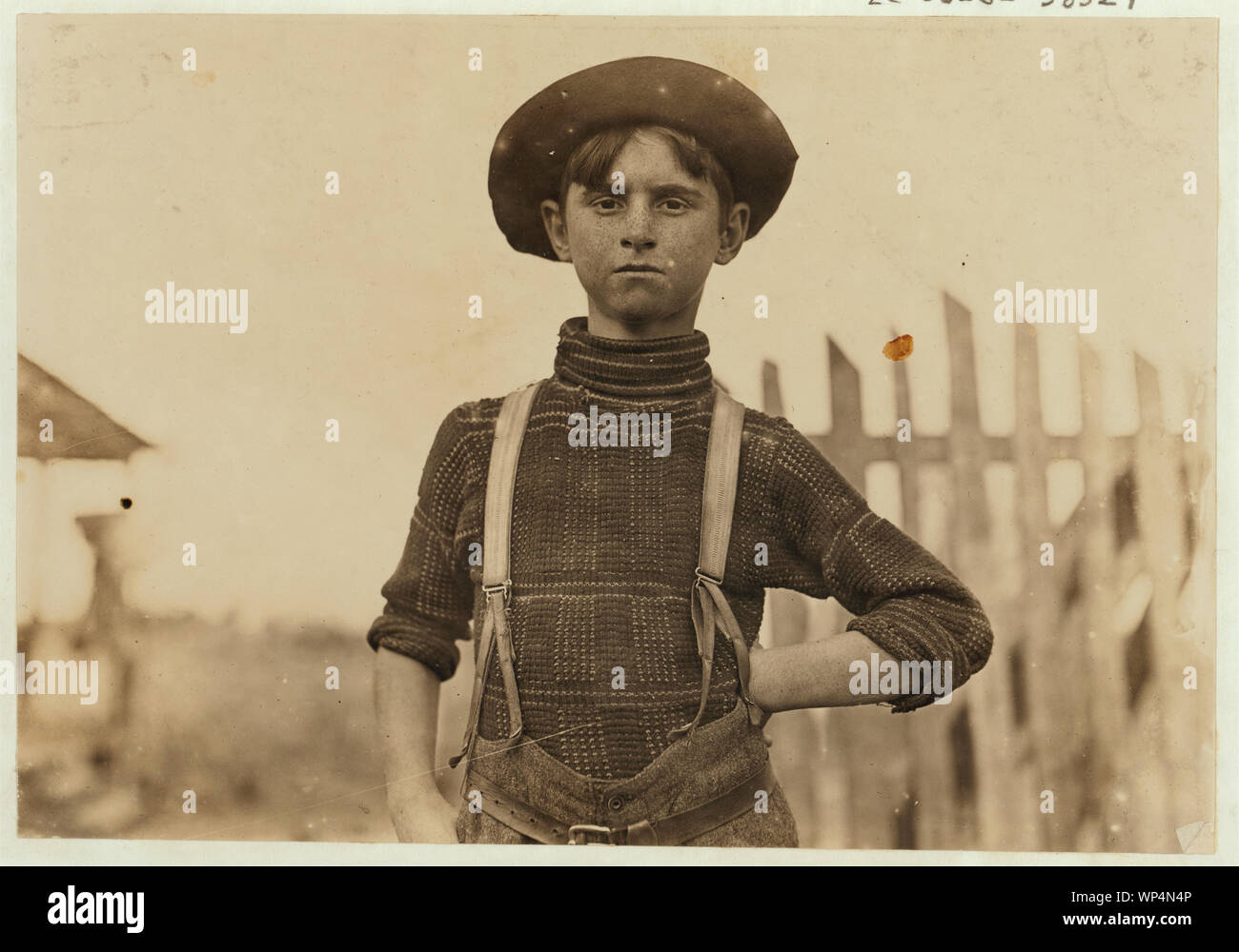 Johns Lewis. Springstein Mühle. Eine typische Baumwollspinnerei, Junge. 12 Jahre alt - 1 Jahr in Mio Weber--4 Webstühle. Erhielt 40 Cent am Start - 60 Cent. Bruder und Pa, in Mühlen. Zeuge S.R. Hine. Stockfoto