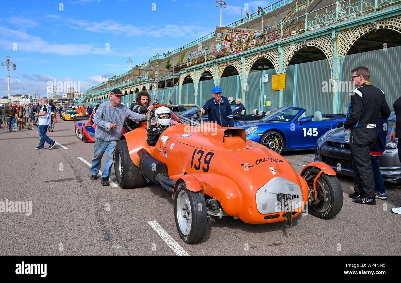 Brighton UK 7. September 2019 - Jim Tiller in seinem Allard J2 bekommt einen Stoß zu den Start in den jährlichen Nationalen Brighton Speed Trials auf Madeira Drive an der Küste. Die Veranstaltung wird von der Brighton und Hove Motor Club laufen und ist offen für Autos und Motorräder alter und neuer mit einigen der Fahrer in den 80er Jahren. Foto: Simon Dack/Alamy leben Nachrichten Stockfoto