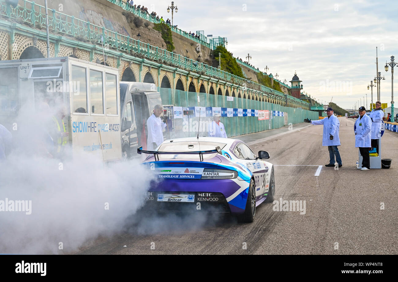 Brighton UK 7. September 2019 - die Wettbewerber in einer Wolke von Rauch Kopf, als sie an den jährlichen Nationalen Brighton Speed Trials auf Madeira Drive an der Küste. Die Veranstaltung wird von der Brighton und Hove Motor Club laufen und ist offen für Autos und Motorräder alter und neuer mit einigen der Fahrer in den 80er Jahren. Foto: Simon Dack/Alamy leben Nachrichten Stockfoto