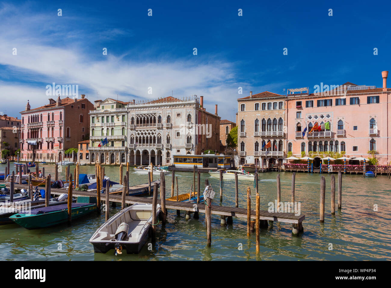 Blick auf Venedig Canale Grande mit der berühmten gotischen Ca' d'Oro (Goldenen Haus) Stockfoto