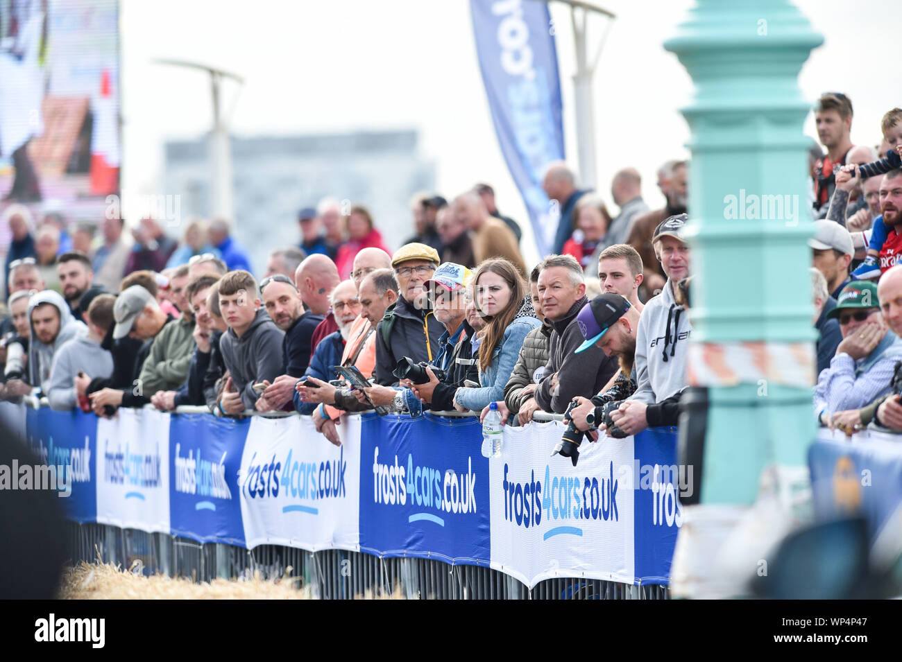 Brighton UK 7. September 2019 - menschenmassen beobachten Sie den jährlichen Nationalen Brighton Speed Trials auf Madeira Drive an der Küste. Die Veranstaltung wird von der Brighton und Hove Motor Club laufen und ist offen für Autos und Motorräder alter und neuer mit einigen der Fahrer in den 80er Jahren. Foto: Simon Dack/Alamy leben Nachrichten Stockfoto