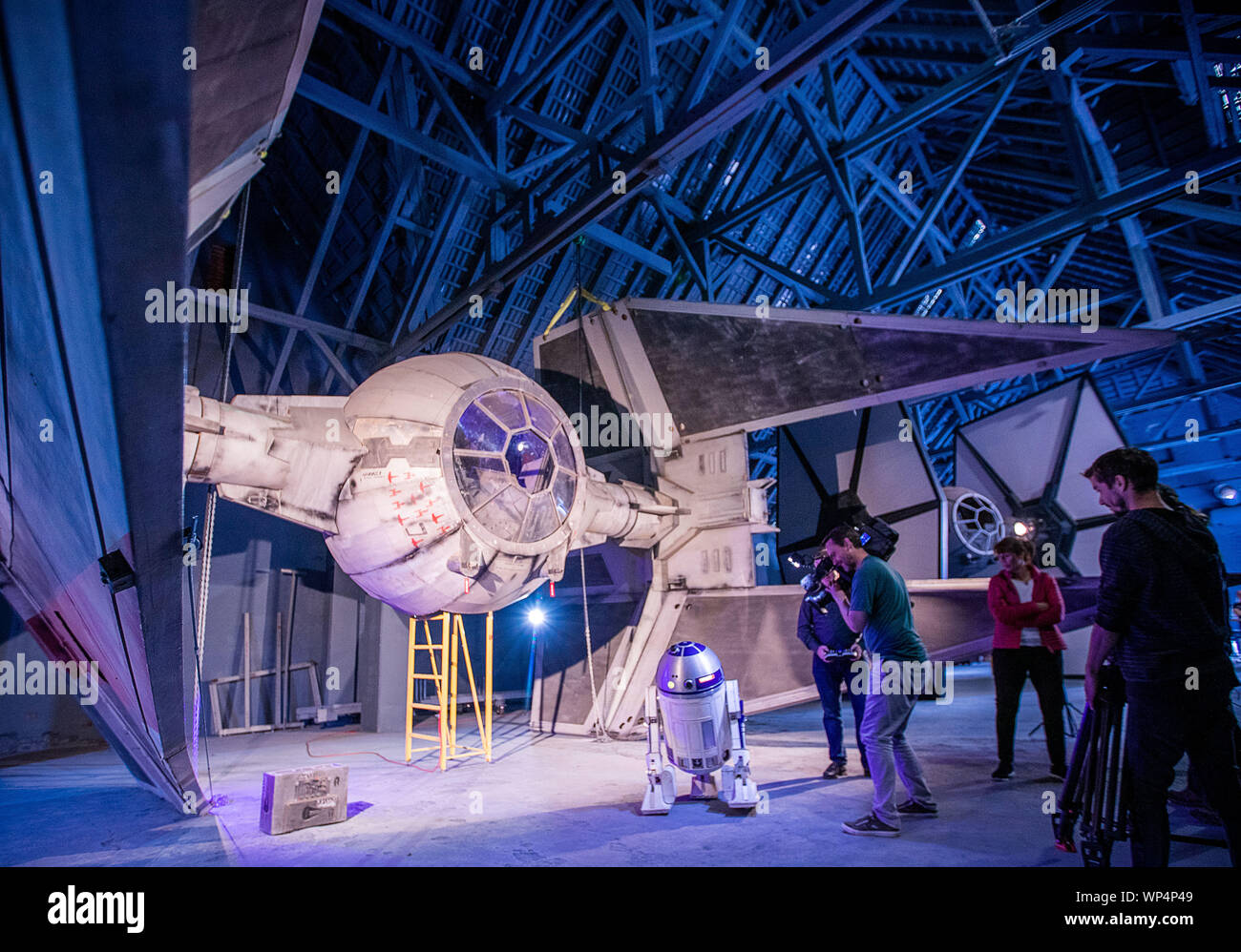 Dassow, Deutschland. 07 Sep, 2019. Ein Kamerateam schießt im Hangar des Fan Projekt 'Outpost' vor der Nachbildung des Space interceptor Riegel Intercepter. Die 1.300 Quadratmeter große Ausstellung wird dieses Wochenende offiziell eröffnet werden. Mit Liebe zum Detail und Perfektionismus, Raum Fans haben sich ein gigantisches Star Wars" Welt geschaffen. Der Besucher Spaziergänge durch 29 Szenen der Kult film Serie rekonstruiert. Seit Anfang Juli, geschultes Personal begleitet Gruppen von Besuchern durch die Ausstellung. Gut 3000 Besucher kamen während der Phase 'Vorschau'. Stockfoto