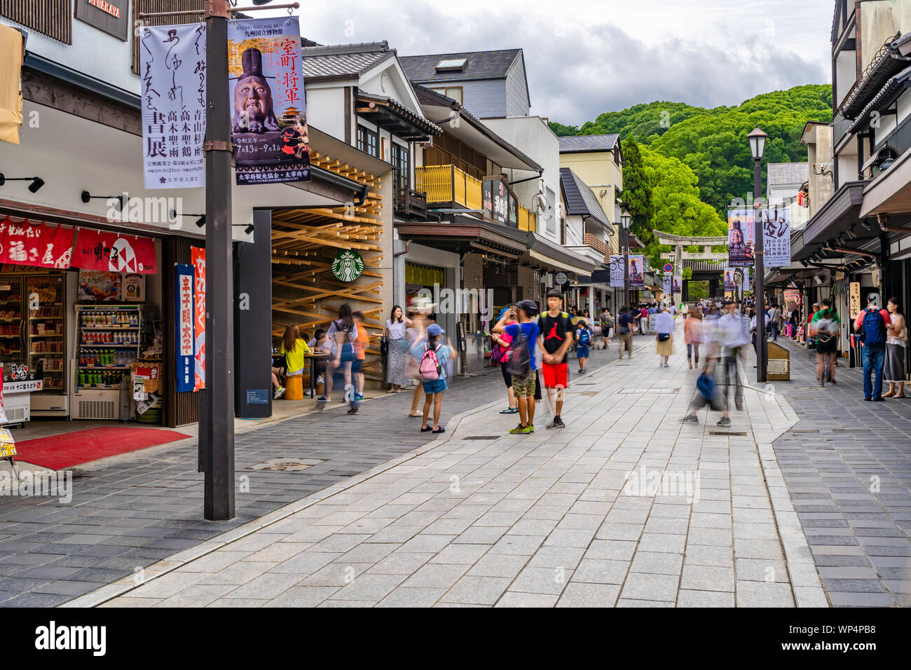 Dazaifu, Japan - 10 Juli 2019 - Touristen und lokalen japanischen Menschen Spaziergang entlang der Hauptstraße, umgeben von Geschäften, die zu den berühmten tenmangu Shrin Stockfoto