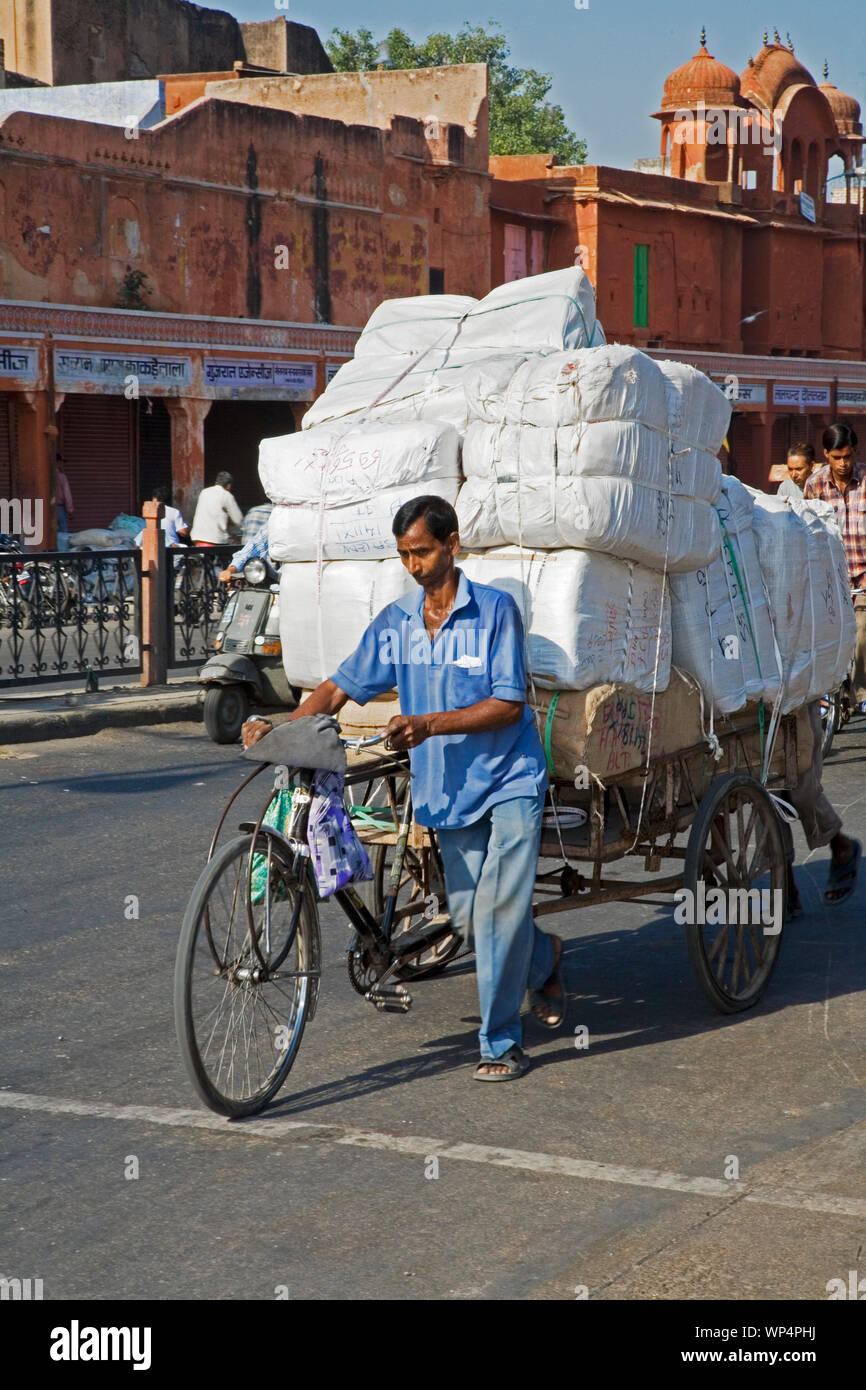 Rajasthan, Indien, September 2, 2019 Mann waren die Bereitstellung von den Rajasthan Jaipur Indien Stockfoto