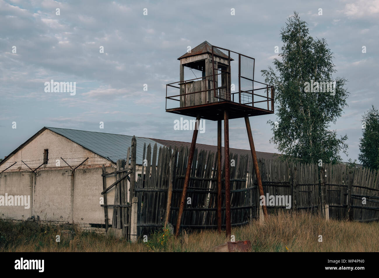 Alten Aussichtsturm in verlassenen Sowjetischen Gefängnis komplex. Stockfoto