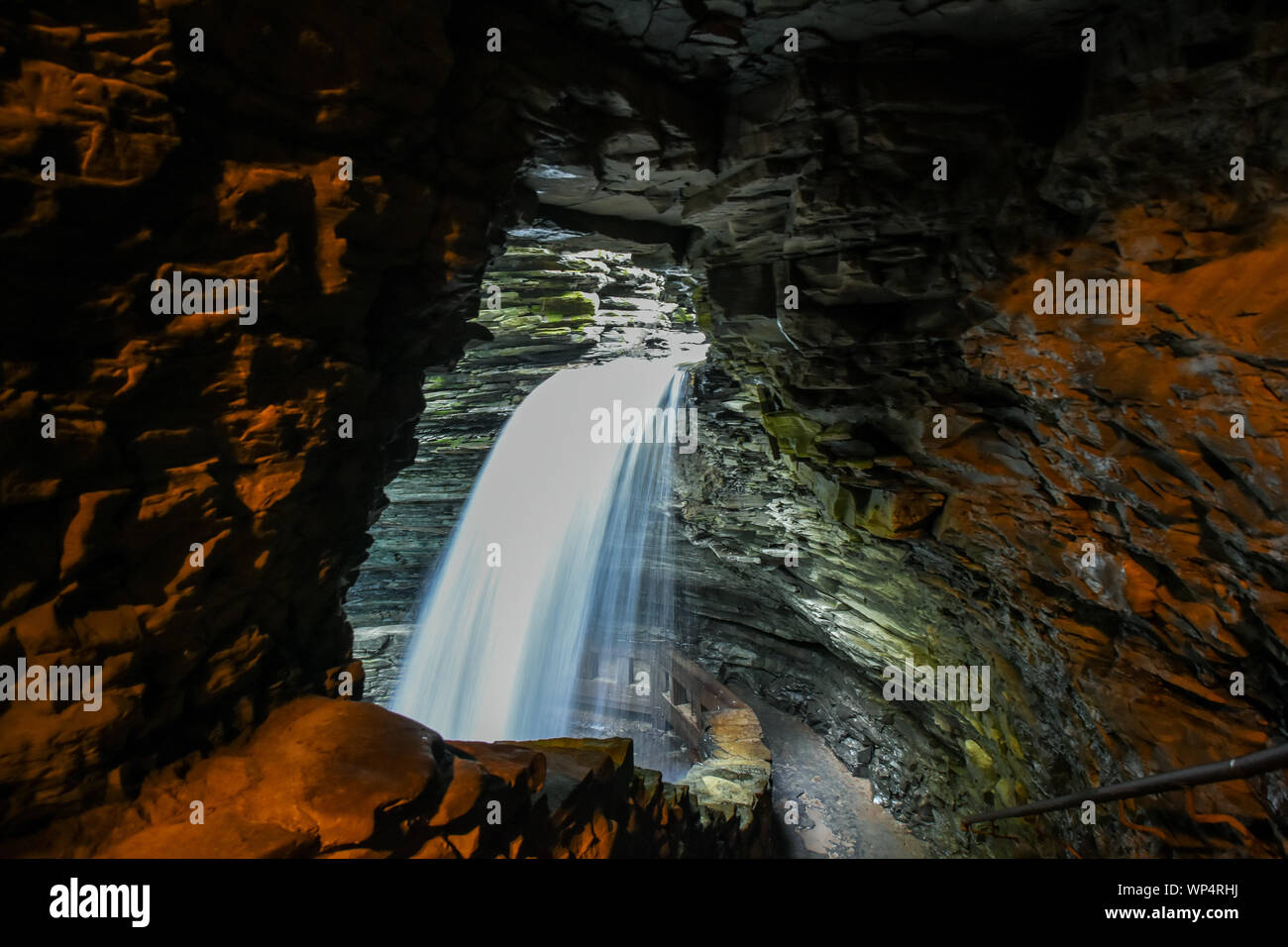 Ein Bild zeigt einen Weg man kann hinter einem Wasserfall in Watkins Glen State Park Stockfoto