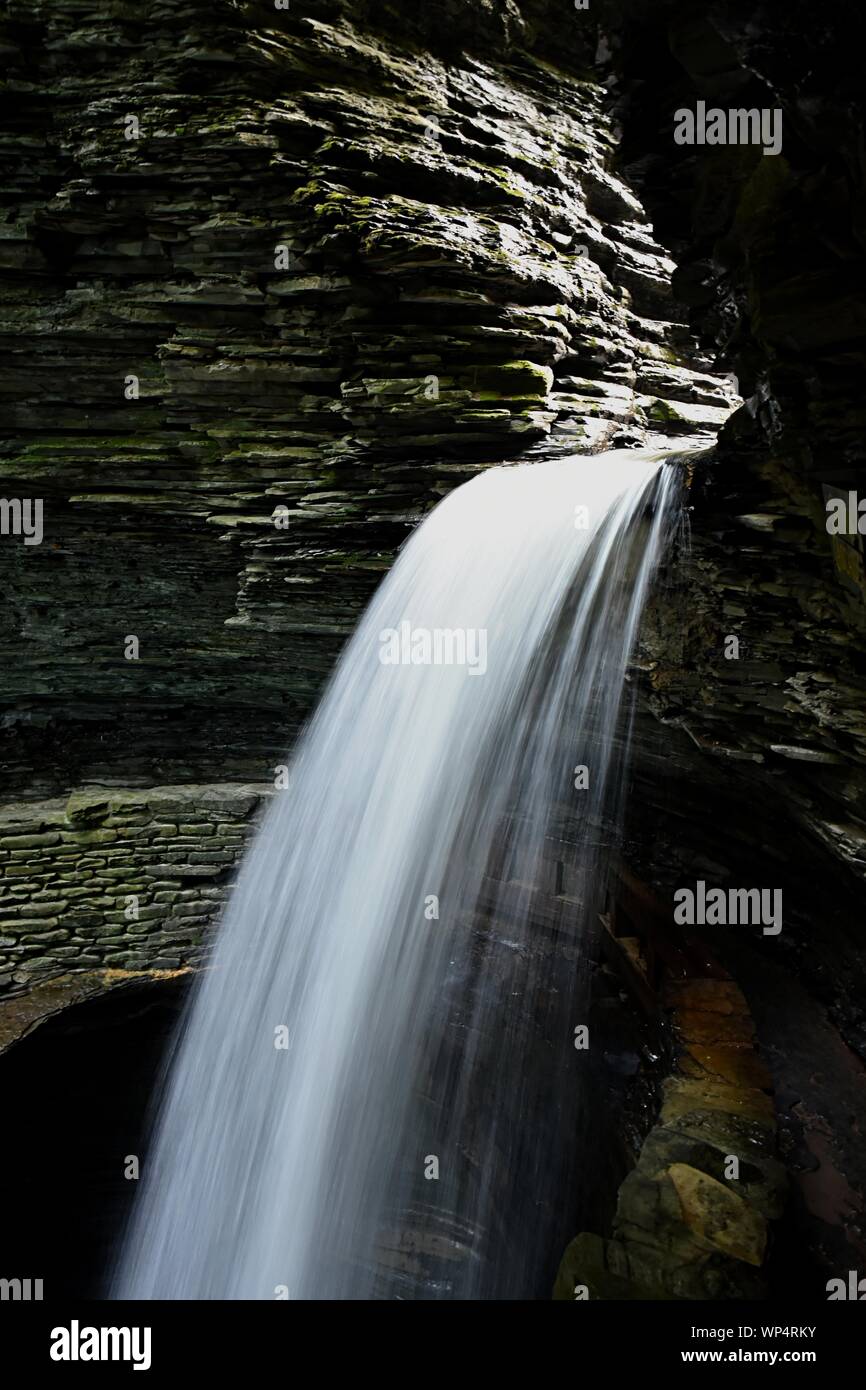 Ein Bild zeigt einen Weg man kann hinter einem Wasserfall in Watkins Glen State Park Stockfoto