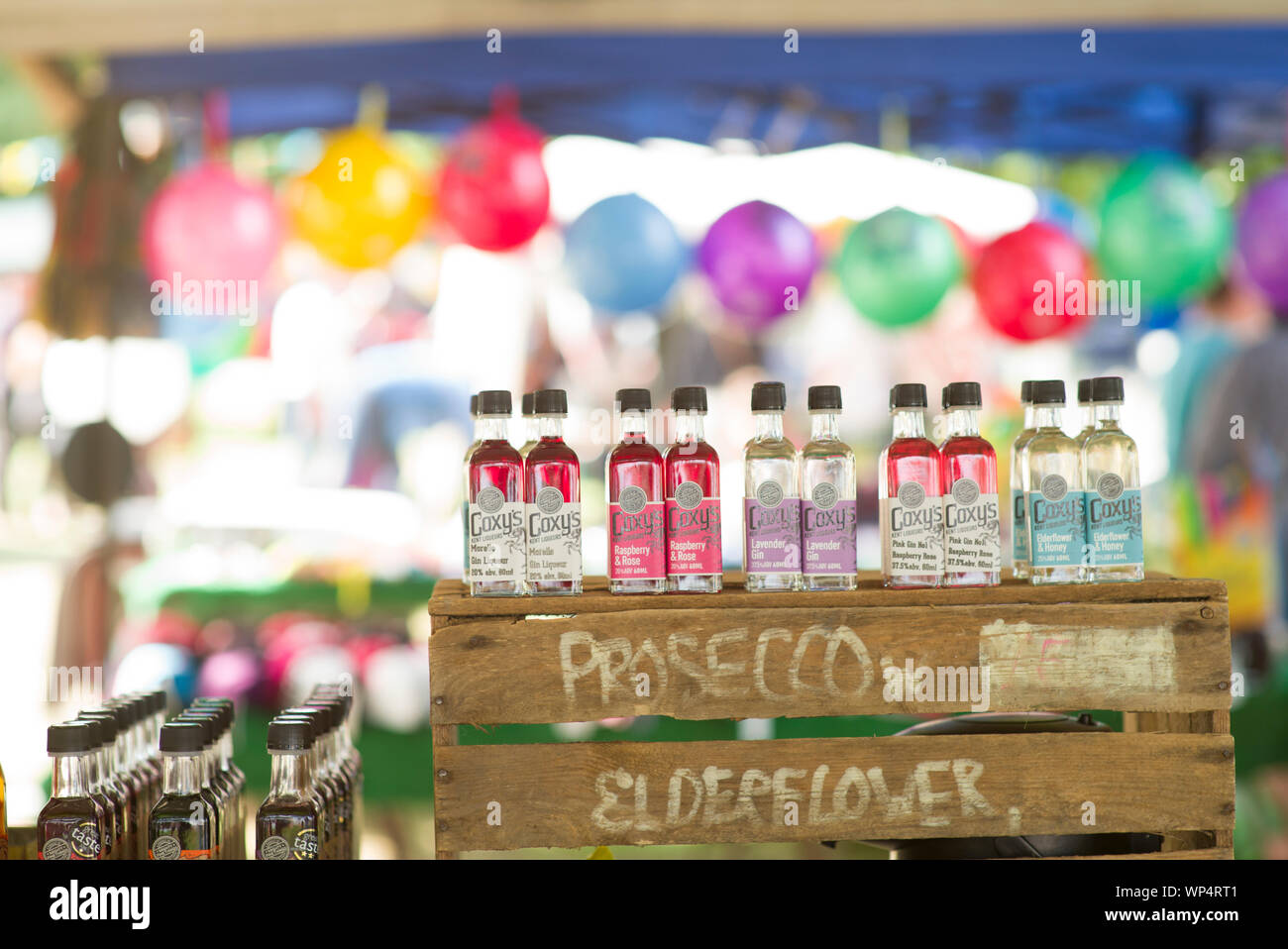 Kleine Flaschen aromatisiert Gin auf Anzeige Stockfoto