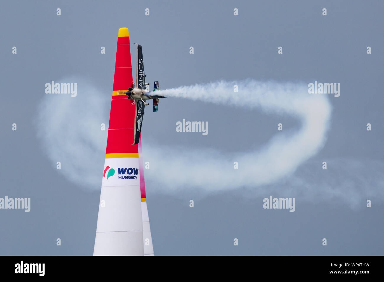 ZAMARDI/UNGARN - 13. JULI 2019: Matt Hall mit N 540 MH Zivko Edge 540 fliegen über den Balaton in Zamárdi Stadt für Red Bull Air Race 2019 Stockfoto