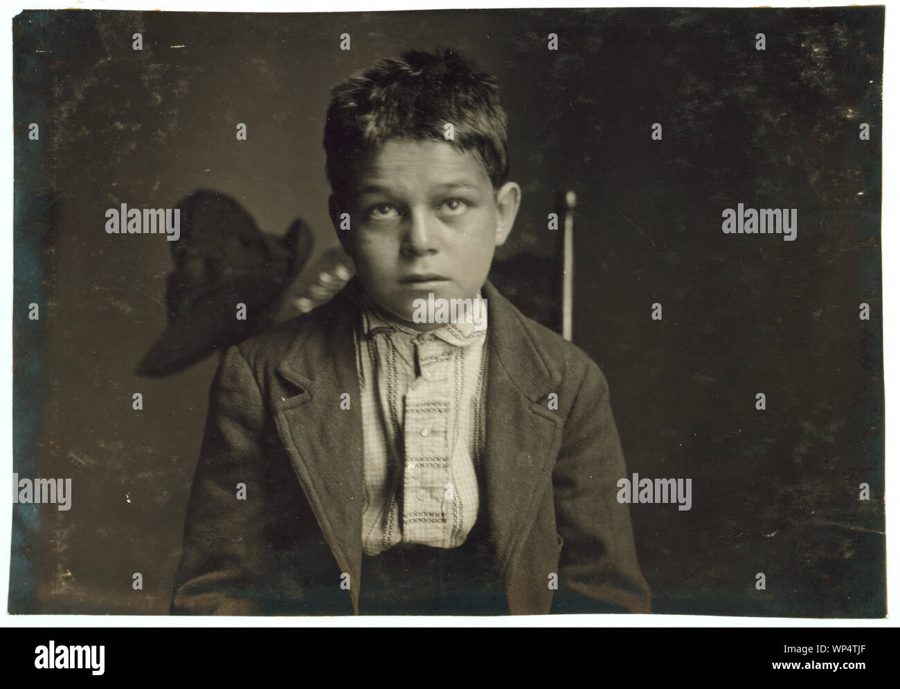 Jose de Sousa Magano, 35 Aetna St., Fall River, Massachusetts geboren in Fall River, 2. Juni 1901. Für die Azoren im Alter von 8 Jahren verließ, weil Familie zog zurück. Kann nicht gelesen oder in seine eigene Sprache oder in englischer Sprache zu schreiben. Noch nie in der Schule. In Fall River im Mai 1916 zurück. Angewendet für Beschäftigung Zertifikat 17. Juni 1916. Aufgrund der nicht in der Lage zu lesen oder zu schreiben, abgelehnt. Wird die Schule bis er ist 16 Jahre alt. Präsentiert taufe Zertifikat von Santo Christo Kirche, Fall River, als Beweis für sein Alter. Schwester hatte für ihn zu sprechen. Konnte nicht verstehen oder sprechen Englisch. Siehe 4192. Stockfoto Jose de Sousa Magano, 35 Aetna St., Fall River, Massachusetts geboren in Fall River, 2. Juni 1901. Für die Azoren im Alter von 8 Jahren verließ, weil Familie zog zurück. Kann nicht gelesen oder in seine eigene Sprache oder in englischer Sprache zu schreiben. Noch nie in der Schule. In Fall River im Mai 1916 zurück. Angewendet für Beschäftigung Zertifikat 17. Juni 1916. Aufgrund der nicht in der Lage zu lesen oder zu schreiben, abgelehnt. Wird die Schule bis er ist 16 Jahre alt. Präsentiert taufe Zertifikat von Santo Christo Kirche, Fall River, als Beweis für sein Alter. Schwester hatte für ihn zu sprechen. Konnte nicht verstehen oder sprechen Englisch. Siehe 4192. Stockfoto