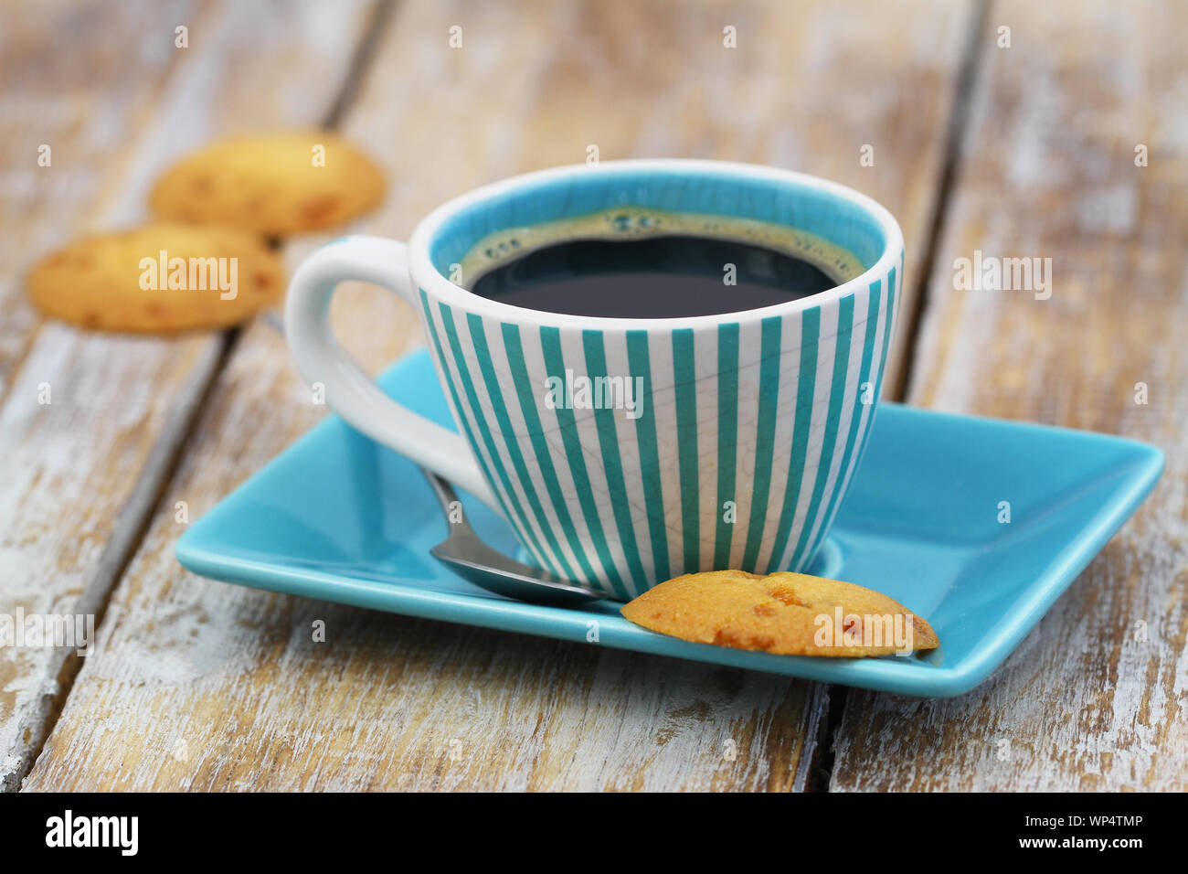 Tasse schwarzen Kaffee in vintage Cup mit einem leckeren, knusprigen Karamell cookie Stockfoto