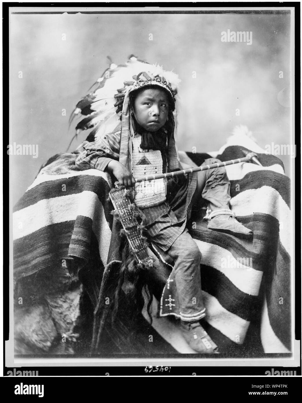 Joseph Vogel Kopf, Lakota Sioux, oder in voller Länge Porträt, auf Decke Holding handcrafted Club sitzt, leicht nach rechts Stockfoto