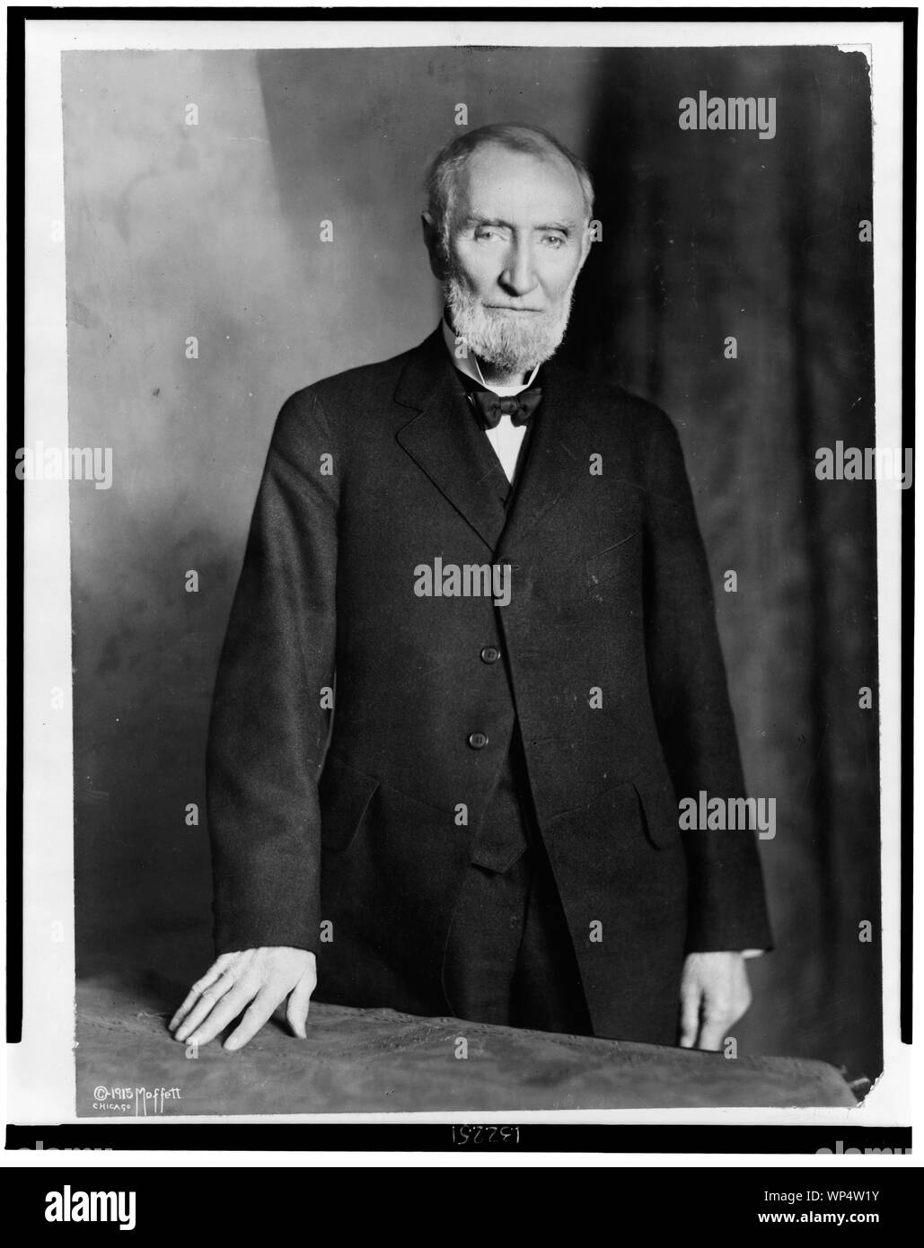 Joseph Kanone, drei viertel länge Portrait, stehend, nach vorne Stockfoto