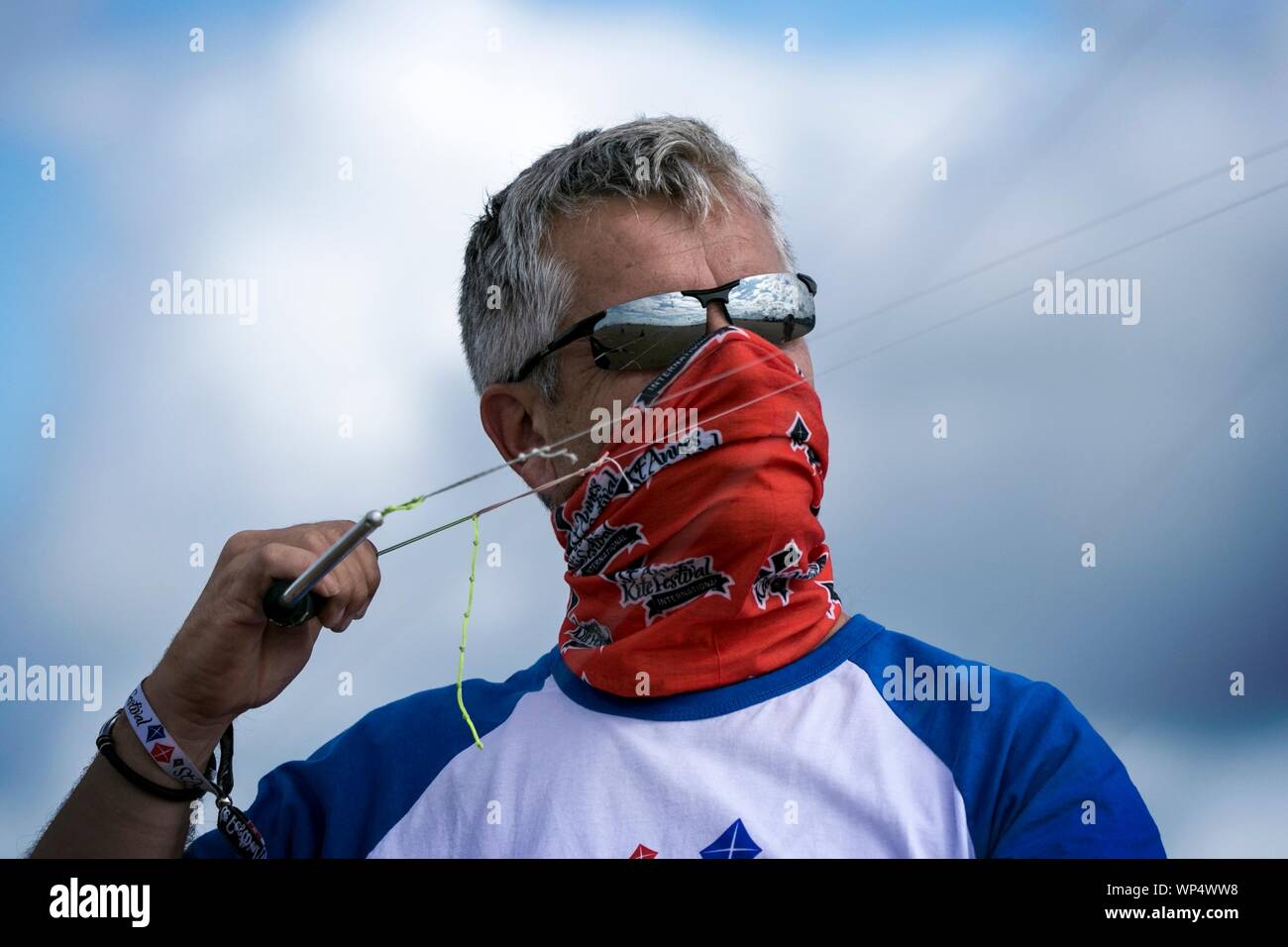 Lytham St Annes on Sea. UK Wetter. 7. September 2019. Mark Jones [MR] wärmt für seine Mannschaften quad line Lenkdrachen Anzeige an der riesigen drachenfest am Strand von Lytham St. Annes in Lancashire. Mark hat vor kurzem aus Washington, USA zurück, nach Erreichen einer Weltrekord von 101 Lenkdrachen in der Luft zu jeder Zeit. Credit: cernan Elias/Alamy leben Nachrichten Stockfoto