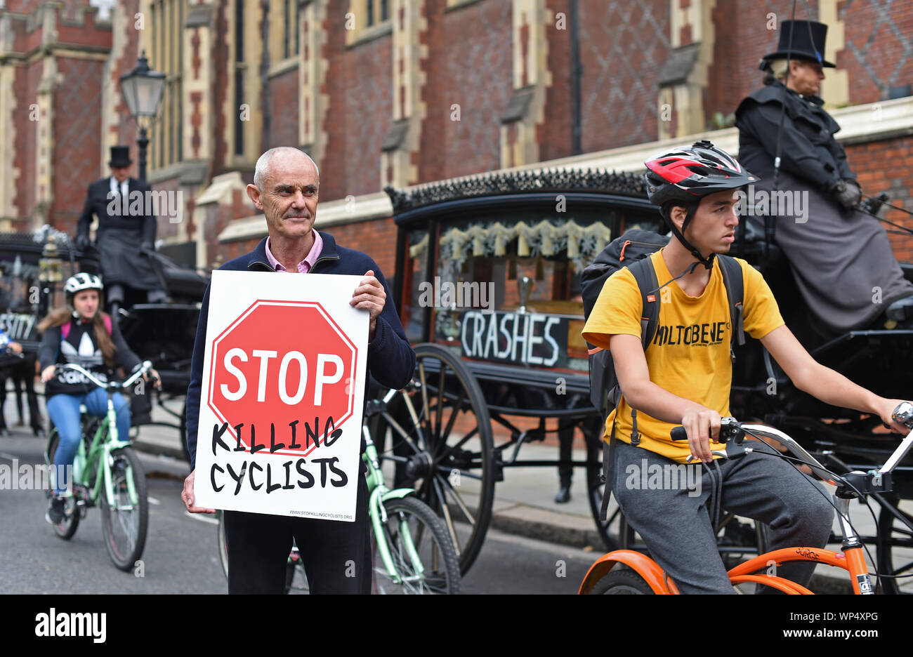 Töten Radfahrer Demonstranten Stadium eine symbolische Beerdigung in Lincoln's Inn Fields während einer Radfahren Protest in London. Stockfoto