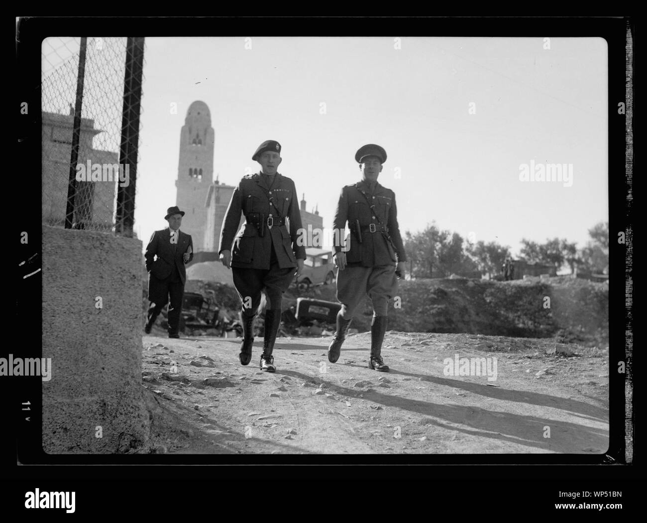 Richter von Jerusalem Militärgericht. Major A. Joyse (?) links & Major E. Catherall MBE. Rechts, Warwickshire Regt. [D. h. Regiment] Stockfoto