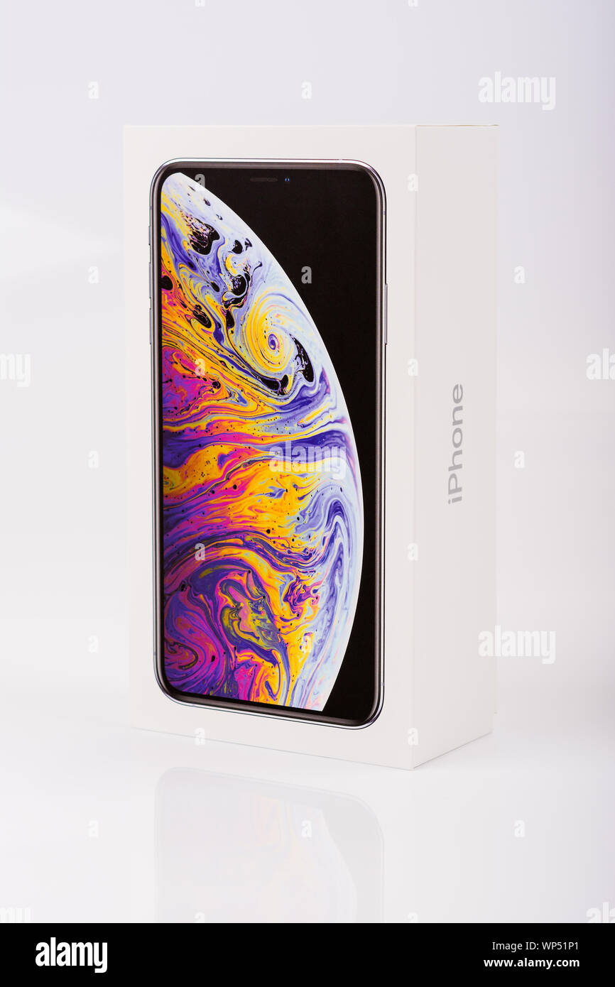 BURGAS, Bulgarien - 8. NOVEMBER 2018: Apple iPhone Xs Max silber Box auf weißem Hintergrund, Vorderansicht. Stockfoto