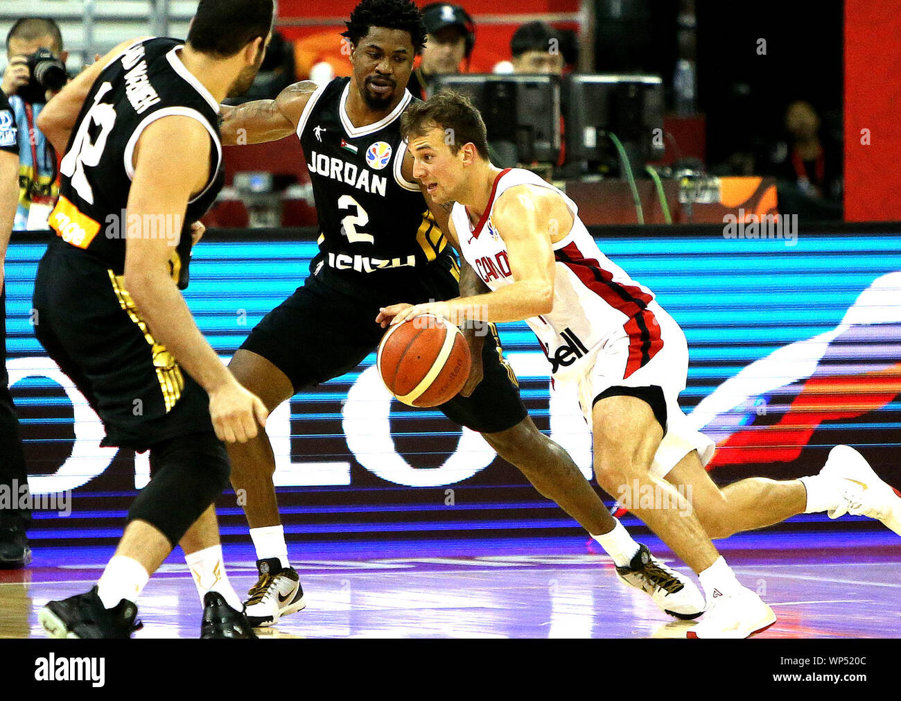 (190907) - SHANGHAI, Sept. 7, 2019 (Xinhua) - Kevin Pangos (R) von Kanada bricht durch während der Gruppe P Match zwischen Kanada und Jordanien in die 2019 FIBA-Weltmeisterschaft in Shanghai, China, Sept. 7, 2019. (Xinhua / Chen Fei) Stockfoto