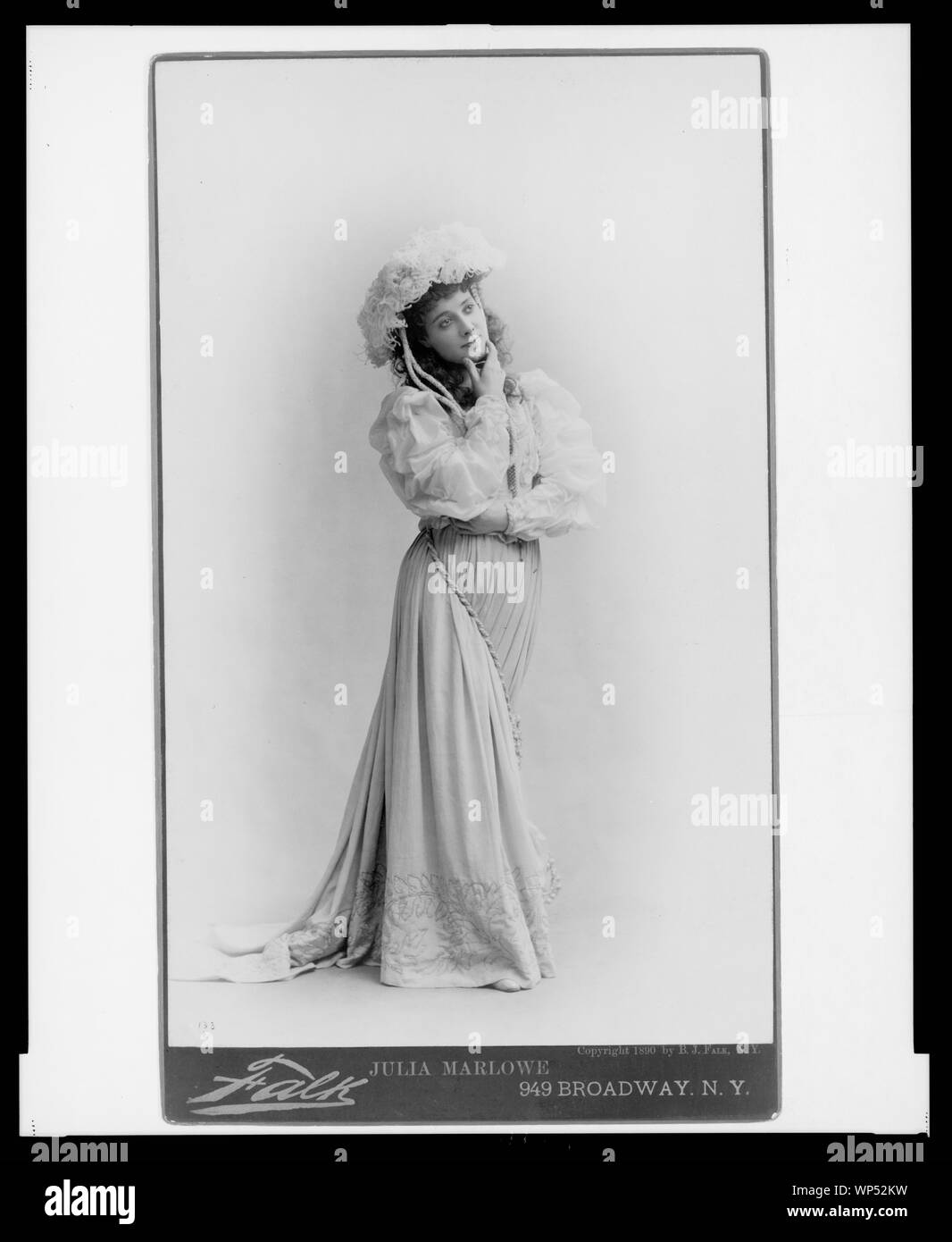 Julia Marlowe, full-length Portrait, stehend, nach rechts, mit der Hand am Kinn] / Falk, 949 Broadway, N.Y Stockfoto