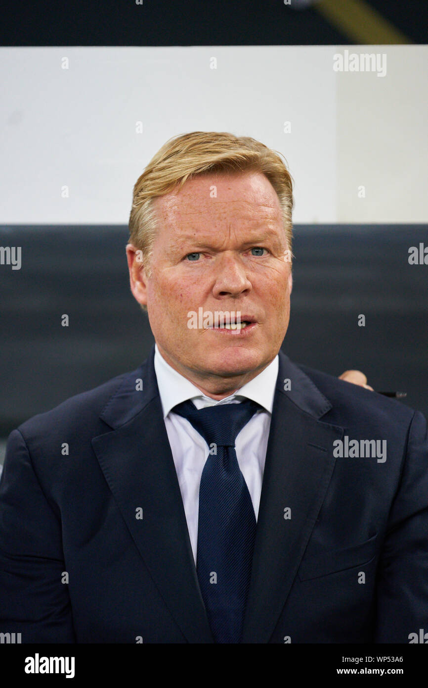 Hamburg, Deutschland. 06 Sep, 2019. Ronald Koeman, NL Trainer in halber Größe, Porträt, DEUTSCHLAND - NIEDERLANDE 2-4 Fußball Euro 2021 Qualifikation Saison 2019/2020, EM-Qualifikation Gruppe C Hamburg, Deutschland, September 06, 2019. © Peter Schatz/Alamy leben Nachrichten Stockfoto