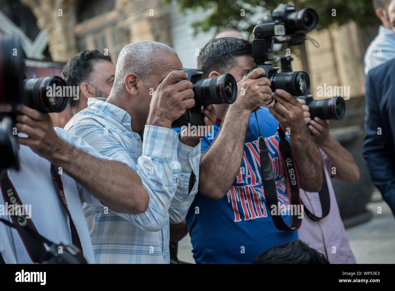 Gruppe Anzeigen von Fotos Teil des Fotojournalisten, der die Ereignisse von "Beirut Bild Festival' Abdeckung Stockfoto