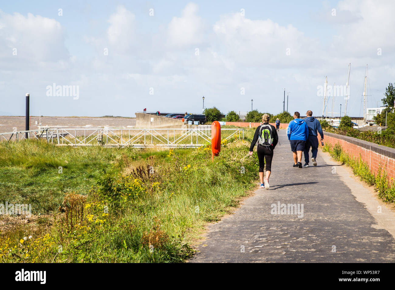 Eine Frau und zwei Männer auf einem Lehrpfad Wanderweg von Burnham-on-Sea, Essex, Großbritannien Stockfoto