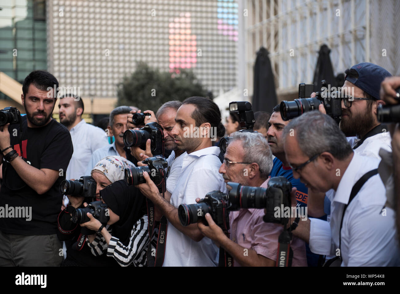 Gruppe Anzeigen von Fotos Teil des Fotojournalisten, der die Ereignisse von "Beirut Bild Festival' Abdeckung Stockfoto