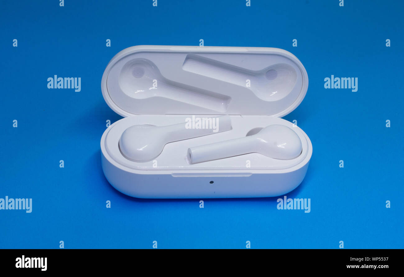 Kabellose Bluetooth® Kopfhörer oder Ohrhörer. Air Pods kabellose Bluetooth® Kopfhörer. Stockfoto