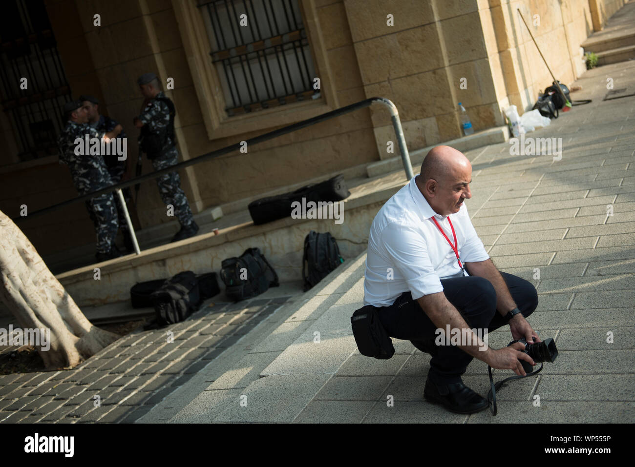 Gruppe Anzeigen von Fotos Teil des Fotojournalisten, der die Ereignisse von "Beirut Bild Festival' Abdeckung Stockfoto