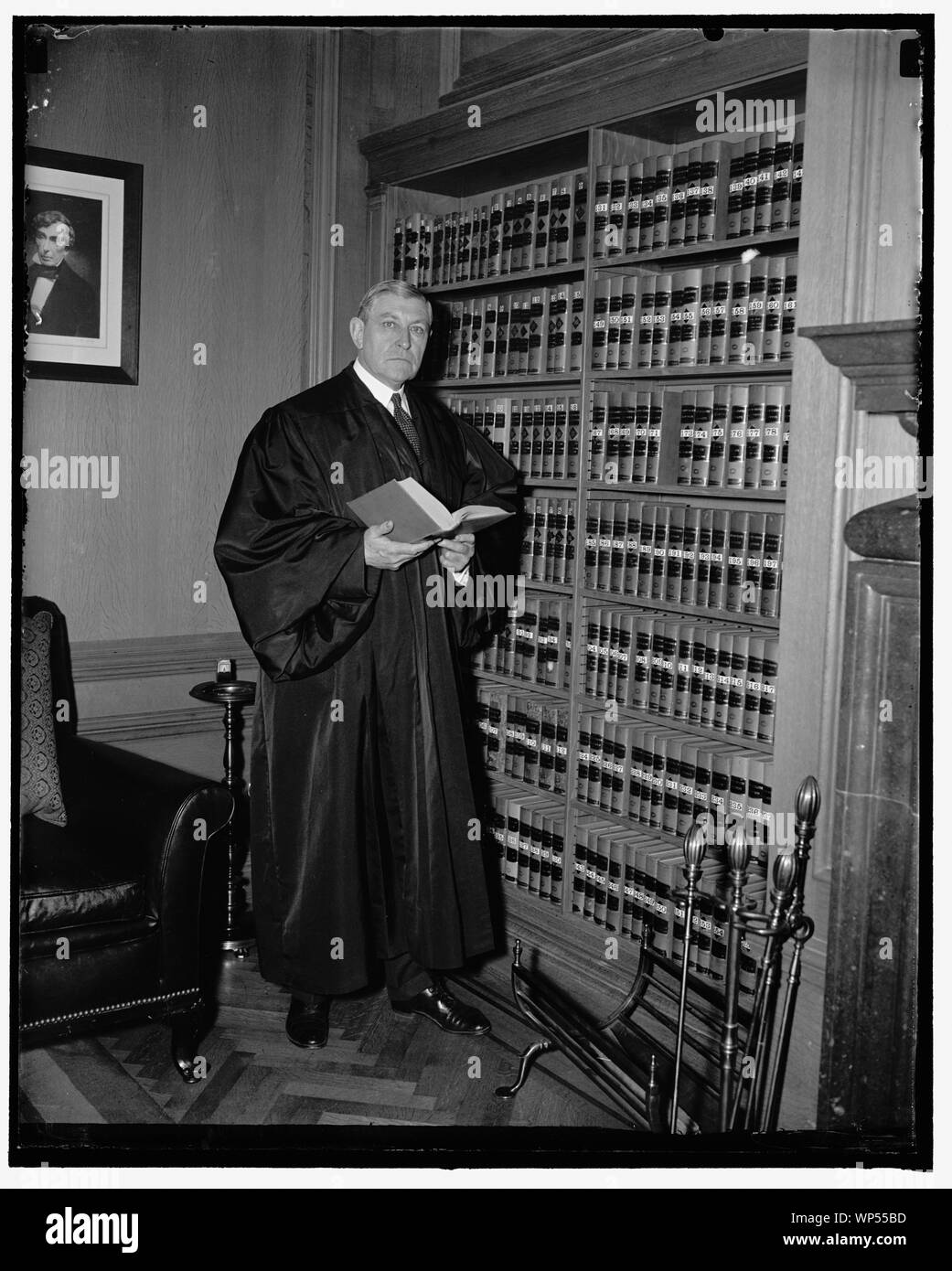 Gerechtigkeit Roberts feiert 63. Geburtstag. Washington, D.C., Mai 2. Keine besonderen Feier markiert der 63. Geburtstag von Associate Justice Owen J. Roberts des Obersten Gerichtshofes heute. Er nahm seinen üblichen Platz auf der Bank der hohen Tribunal am Mittag für das Gericht Montag descions und auch Argumente in zwei Fällen zu hören. Die Gerechtigkeit wird dargestellt, kurz nach dem Überstreifen seine Roben für die heutige Sitzung, 4/2/38 Stockfoto