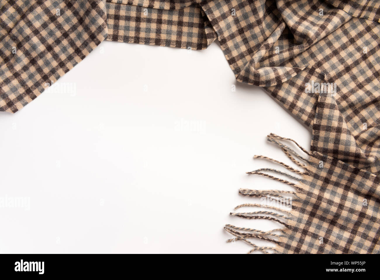 Warmer Schal auf weißem Hintergrund. Flach. Stockfoto