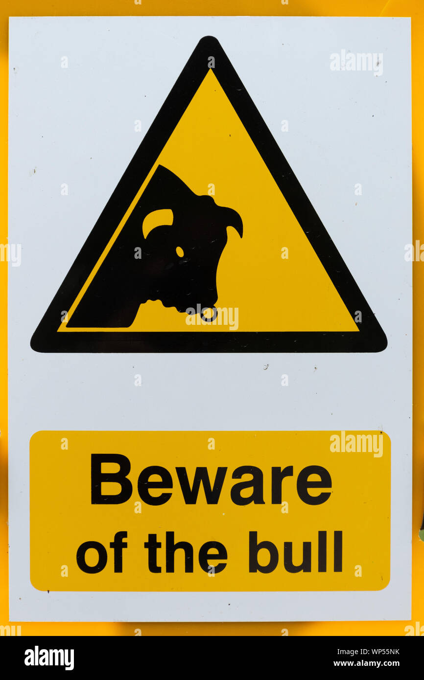 Vorsicht vor dem Stier Zeichen signage auf ein Tor Stockfoto