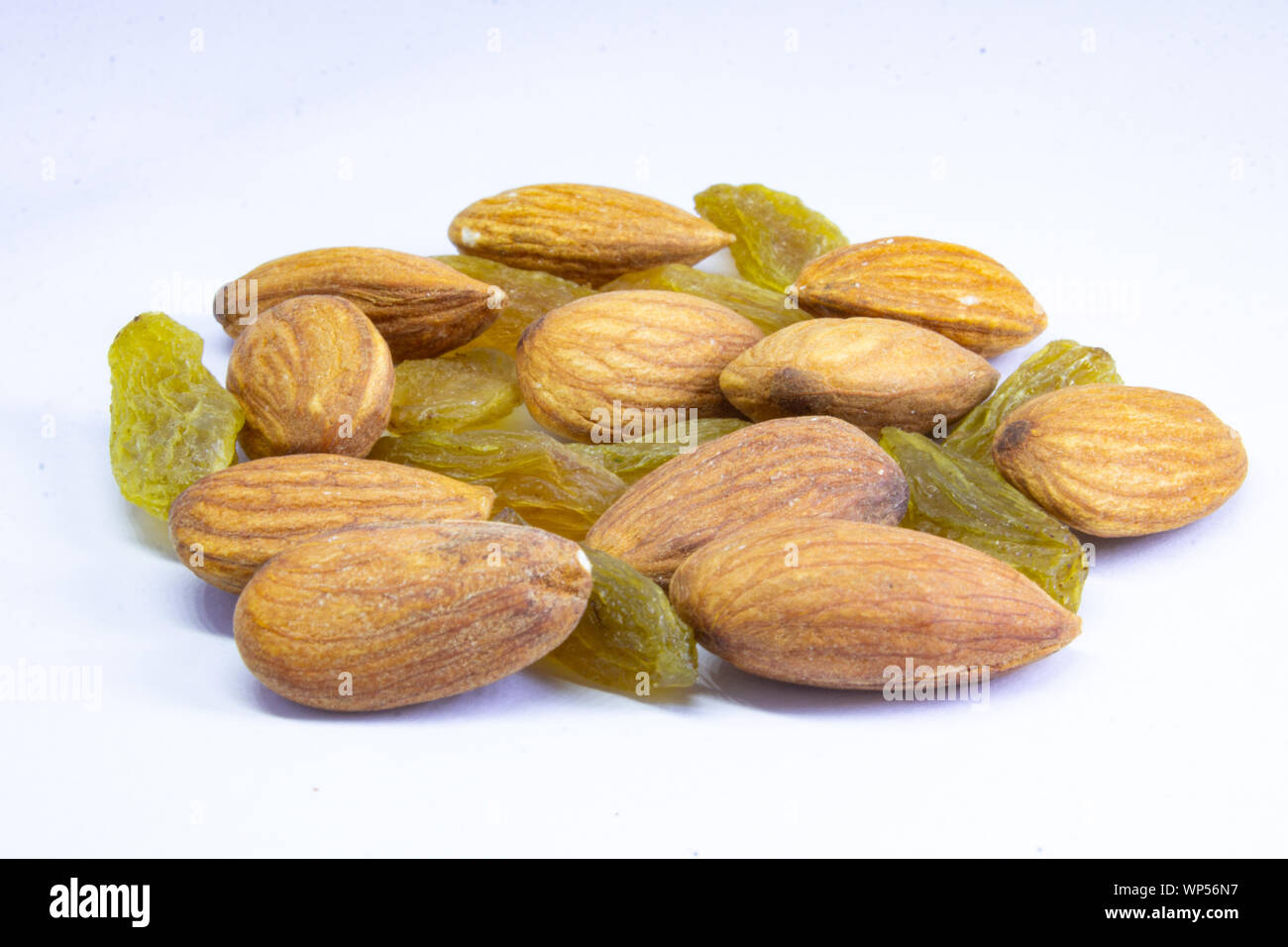 Kombination von Cashew Nüssen, Mandeln, Nüssen und Rosinen, gesunden Snack gemischte Nüsse und getrocknete Früchte. Stockfoto