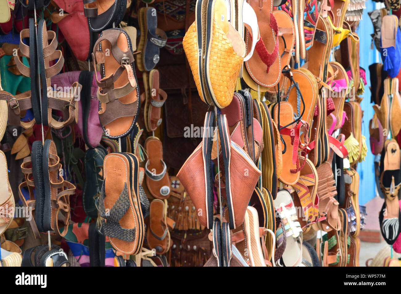 Bunte traditionelle Schuhe für Verkauf Stockfoto