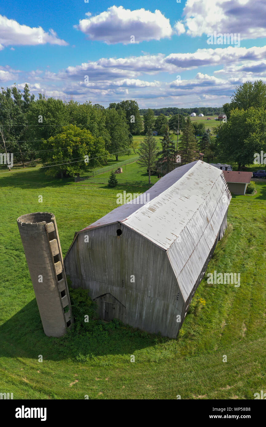 Adair, Michigan - einem alten, verfallenen Scheune mit den Überresten einer konkreten Silo. Stockfoto