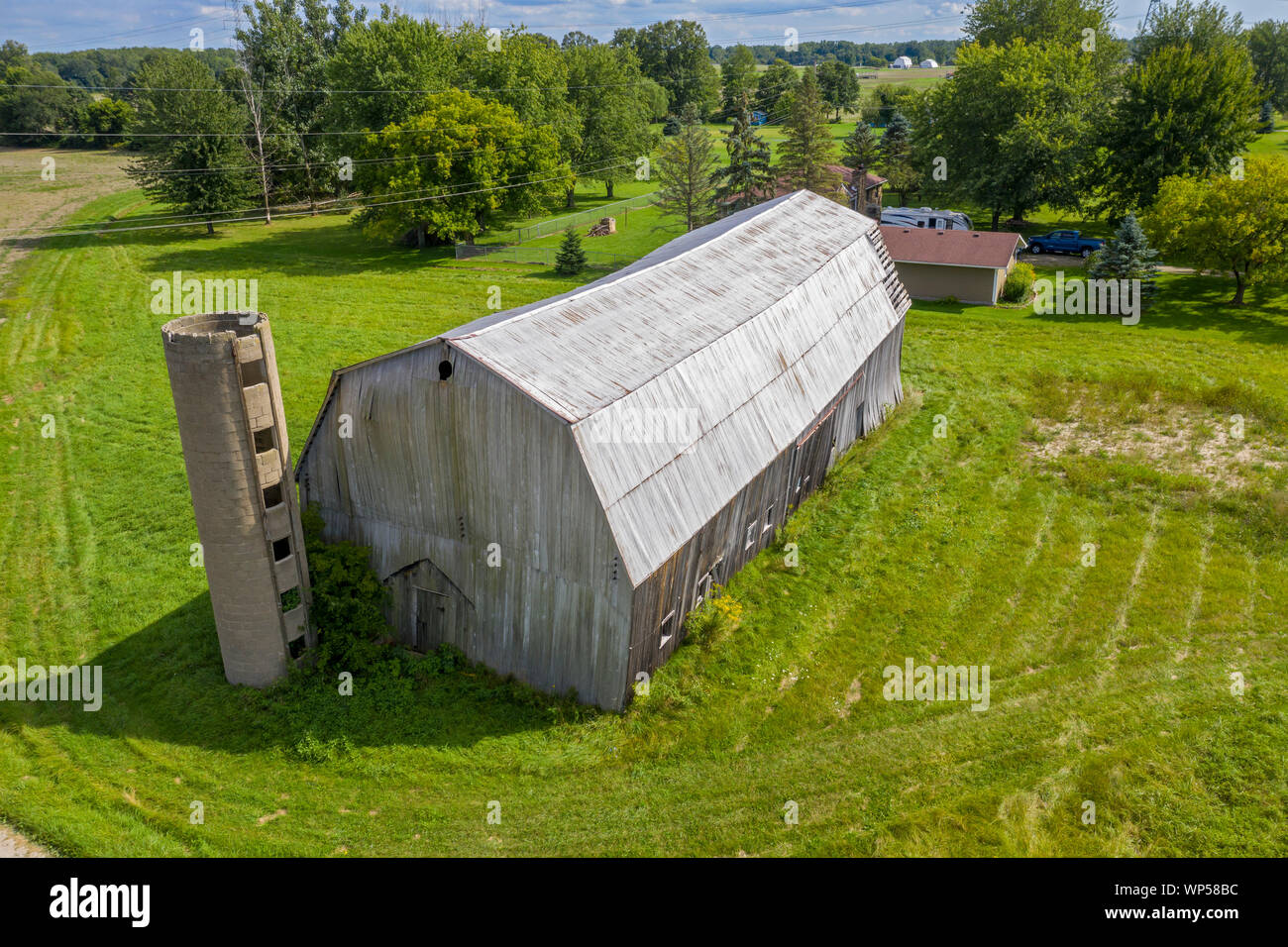 Adair, Michigan - einem alten, verfallenen Scheune mit den Überresten einer konkreten Silo. Stockfoto