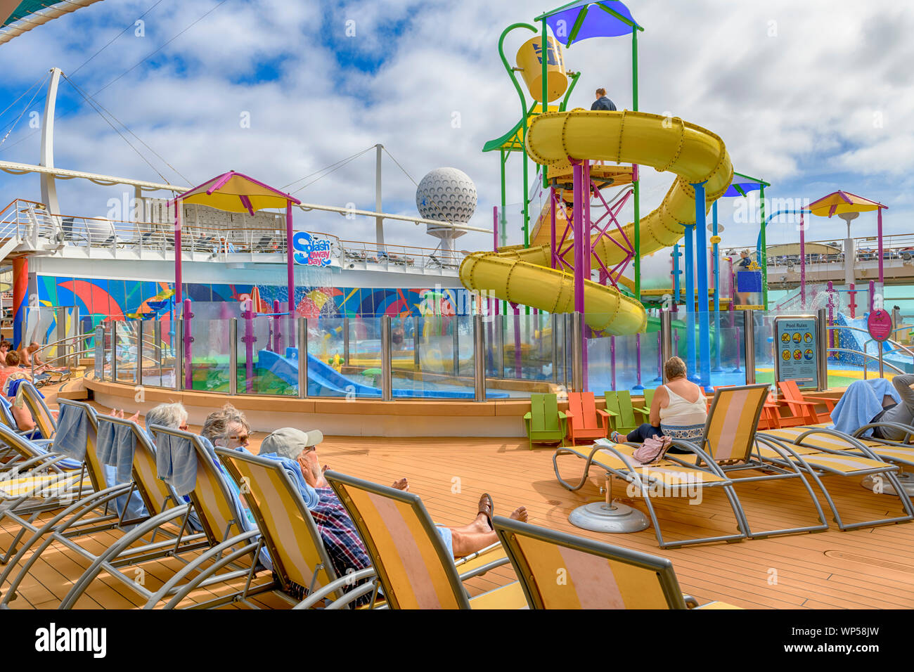 Unabhängigkeit des Meers Freizeitdeck Kinder Pool und Wasserrutsche Royal Caribbean Cruise Ship Unabhängigkeit des Meers Außenwasserkreuzanlage Stockfoto