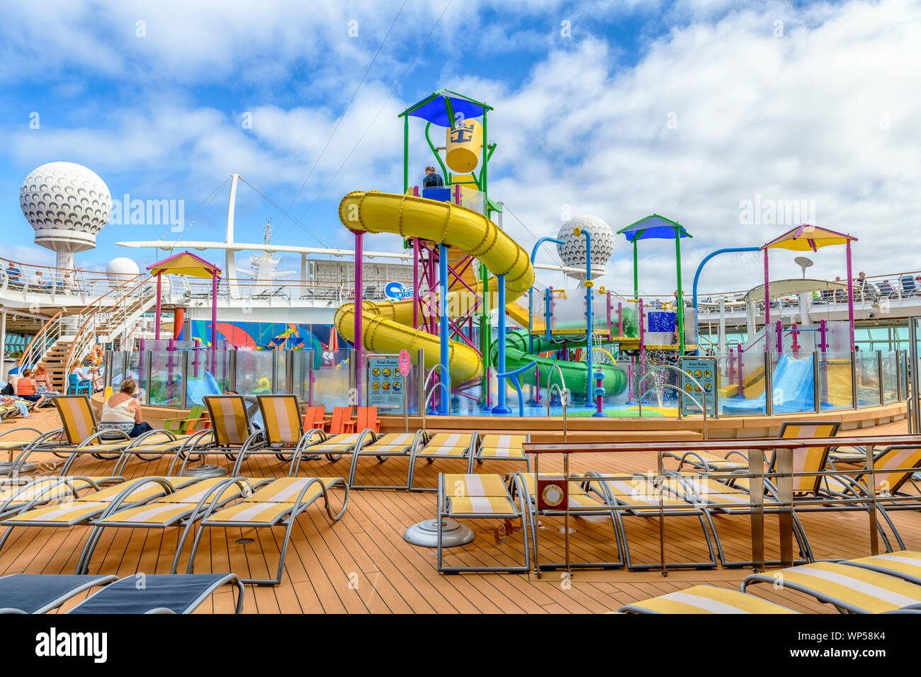 Unabhängigkeit des Meers Freizeitdeck Kinder Pool und Wasserrutsche Royal Caribbean Cruise Ship Unabhängigkeit des Meers Außenwasserkreuzanlage Stockfoto