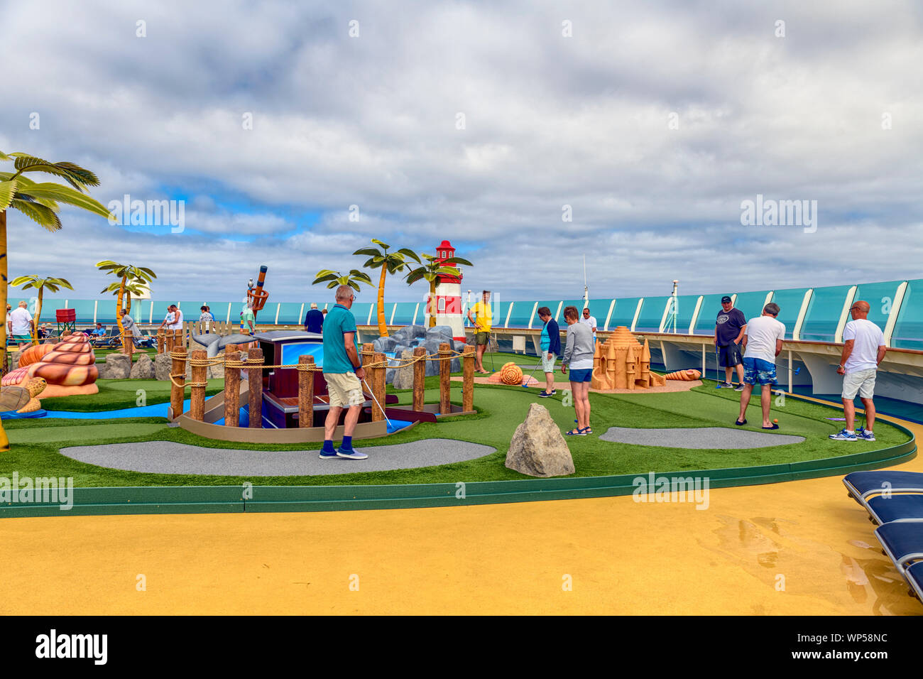 Unabhängigkeit der Meere Außendeck Freizeitbeschäftigung Erholung Sport verrückter Golfplatz Royal Caribbean Cruise Ship Unabhängigkeit der Meere Stockfoto
