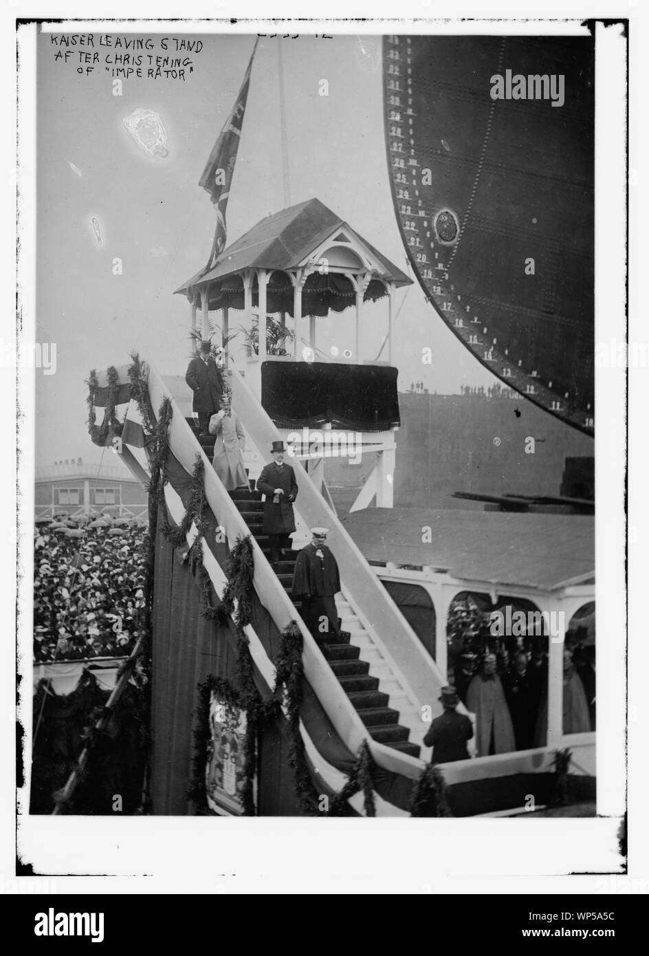 Kaiser verlassen stehen nach der Taufe der Imperator Stockfoto
