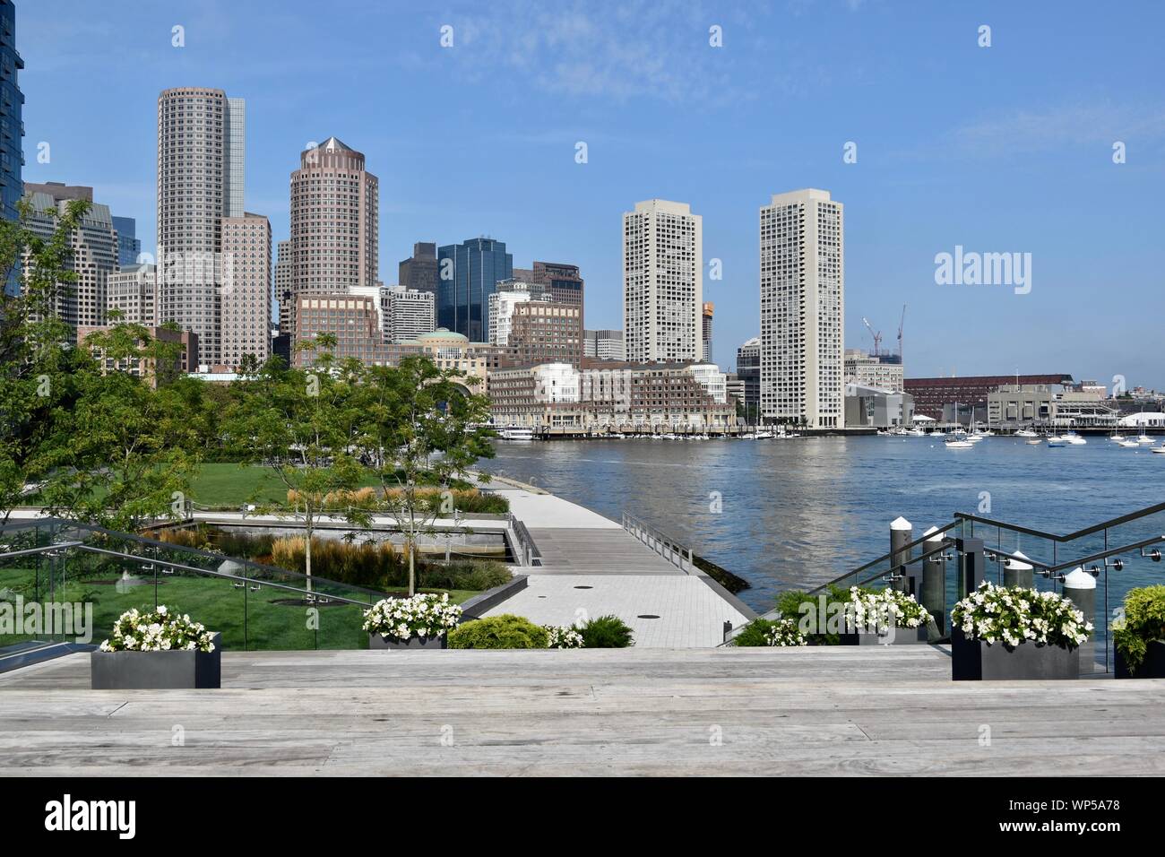 Die Innenstadt von Boston Skyline aus der Pier Hafen Spaziergang im Seaport Innovation District in South Boston, Boston, Massachusetts, USA Stockfoto