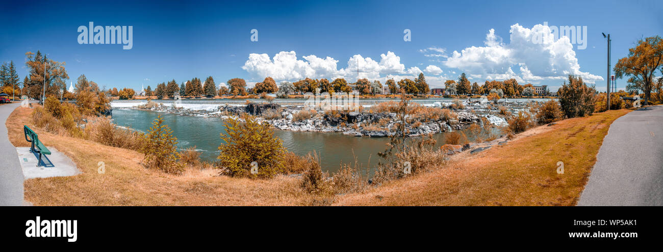 Panoramablick von Idaho Falls Wasserfälle im Herbst, USA. Stockfoto