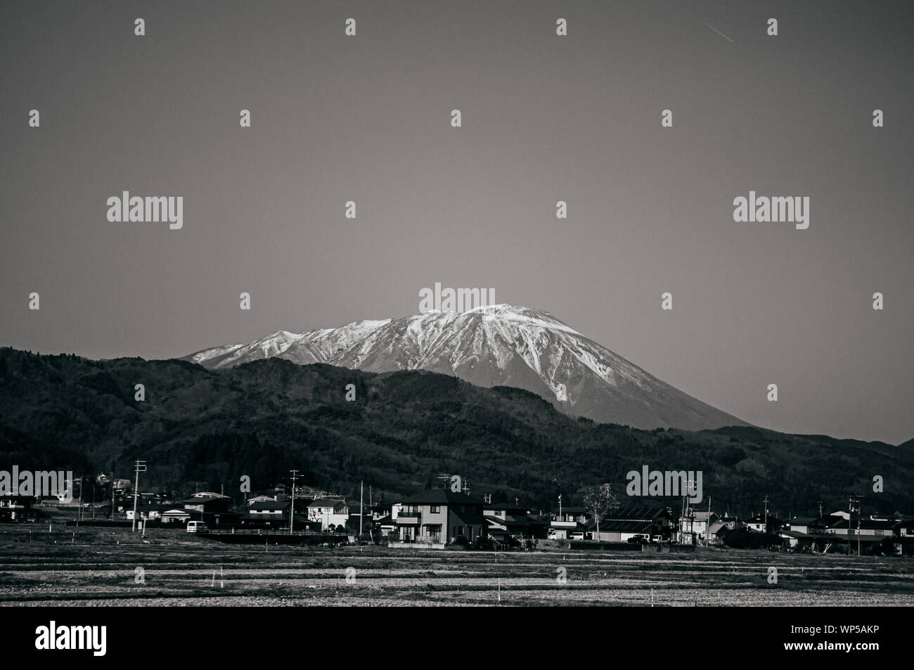 Schneebedeckten Mount Akita Komagatake und Lokalen der Stadt entlang der Strecke von Hakuba in Morioka in der Region Tohoku - Japan Stockfoto