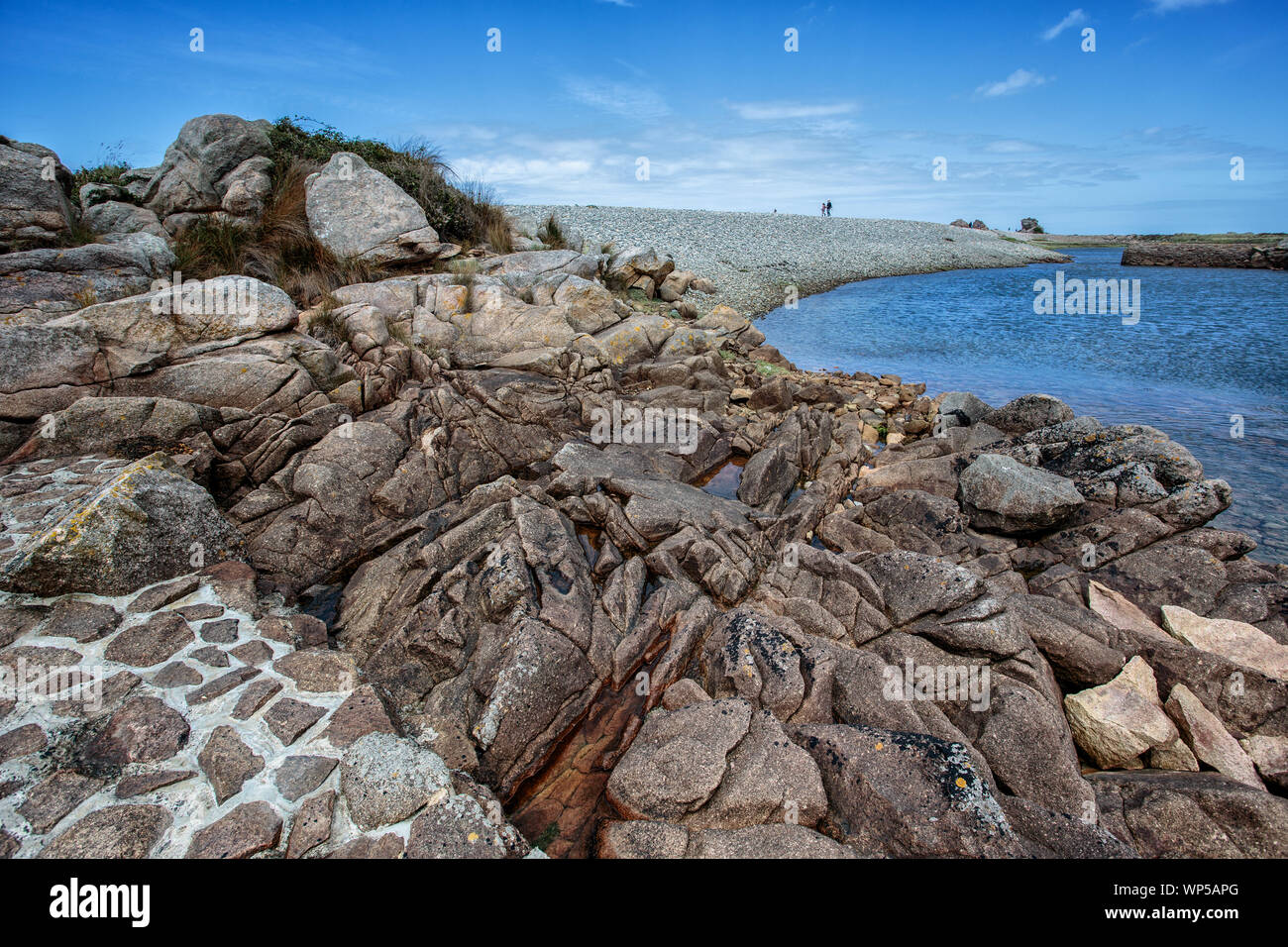 Blick auf Bretonic Küste und Strand mit Granit Felsen an der Cote De Granit Rose im Sommer - rosa Granit Küste Stockfoto