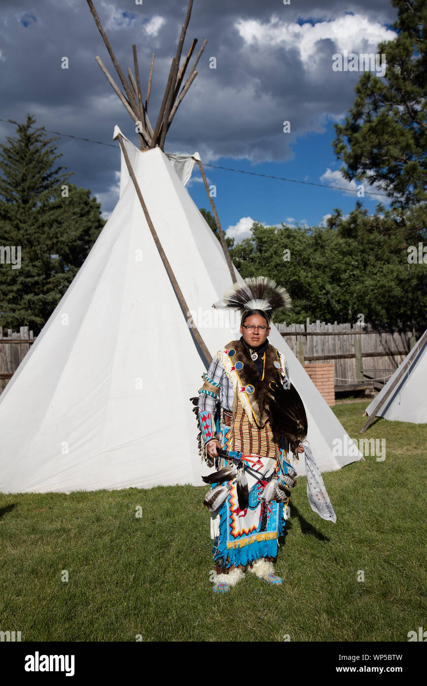 Kane Big Lake, ein Teilnehmer aus dem Wind River (Wyoming) Reservierung im Tanzen, Trommeln, und andere Demonstrationen des indischen Lebens im indischen Dorf auf der Rodeo Gelände im Cheyenne Frontier Days Feier im Wyoming Hauptstadt Stockfoto