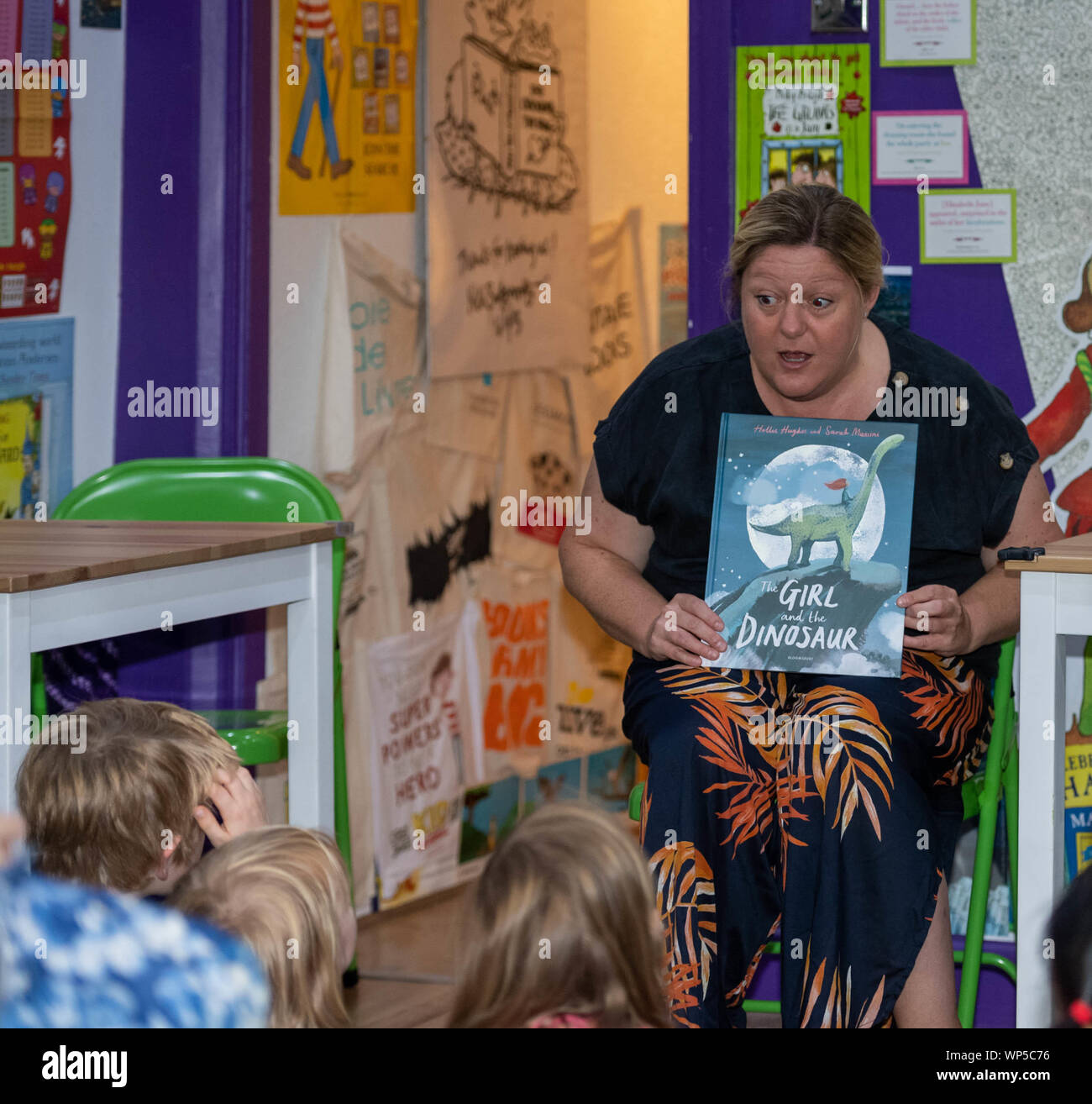 Brentwood Essex, UK. 7. Sep 2019. Hollie Hughes, Bilderbuch Autor für Kinder, die einen Messwert von ihr neuestes Buch, das Mädchen und die Saurier im Huhn und Frosch für Kinder Buchladen, Brentwood Essex Credit: Ian Davidson/Alamy leben Nachrichten Stockfoto