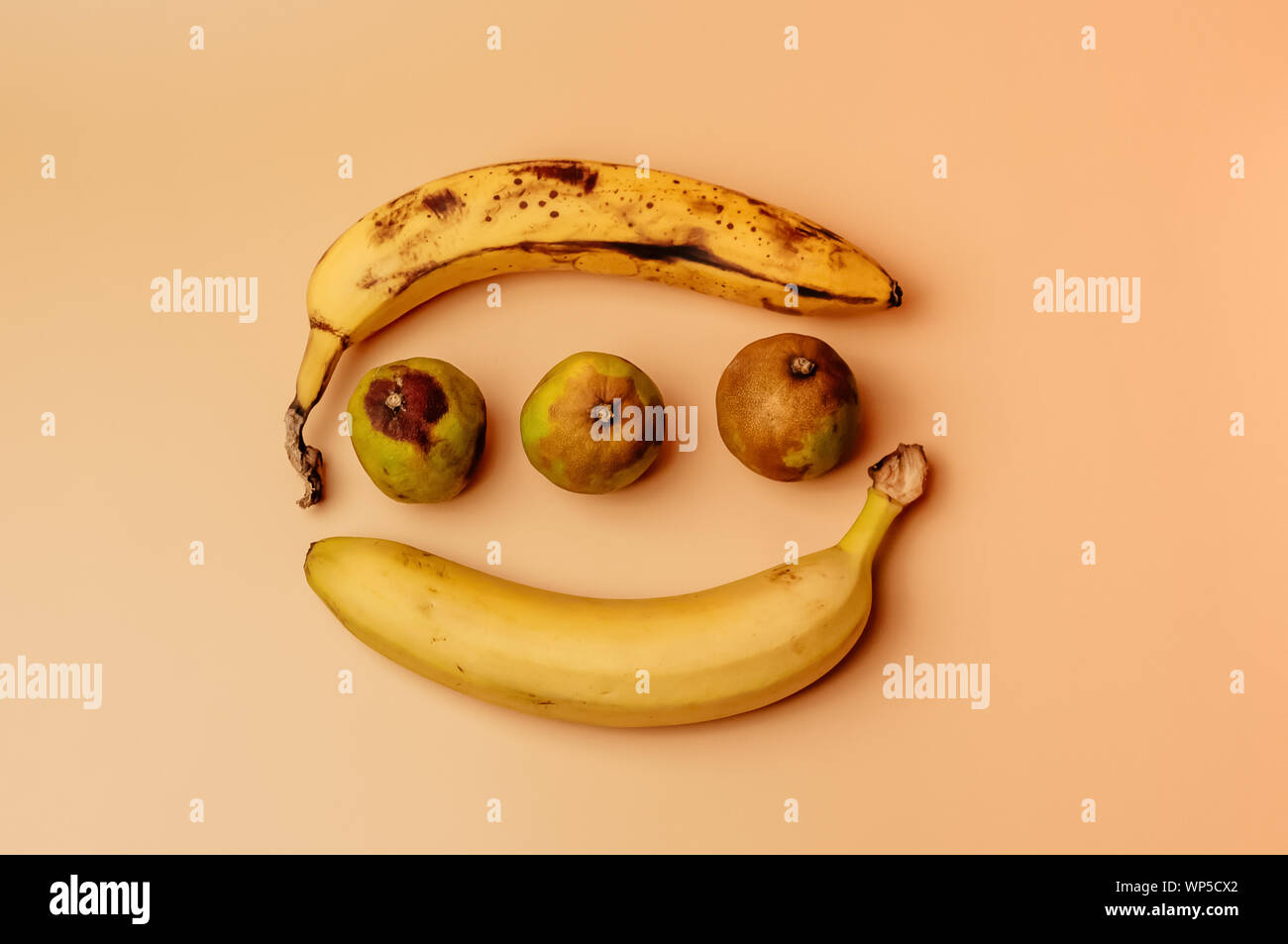 Hässlich Obst Modifikation von Bananen aus reif zu mehr verwöhnt mit braunen Flecken und verfallenen Limes isoliert. Das Konzept der Frucht ist nicht verkäuflich für Stockfoto