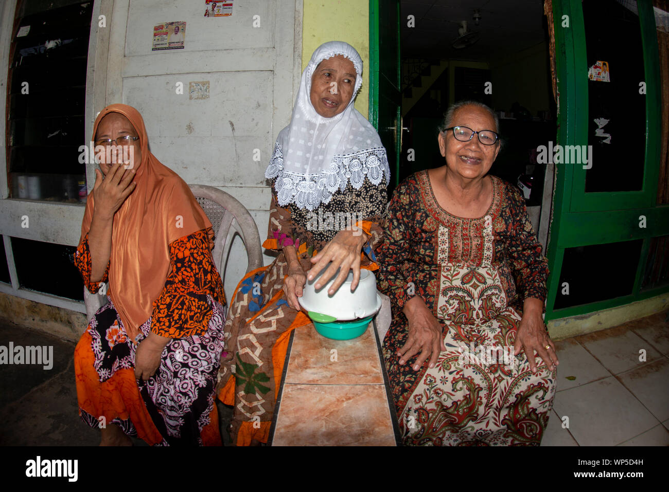 Muslimische Frauen in batik Kleider, Sorong, West Papua, Indonesien Stockfoto